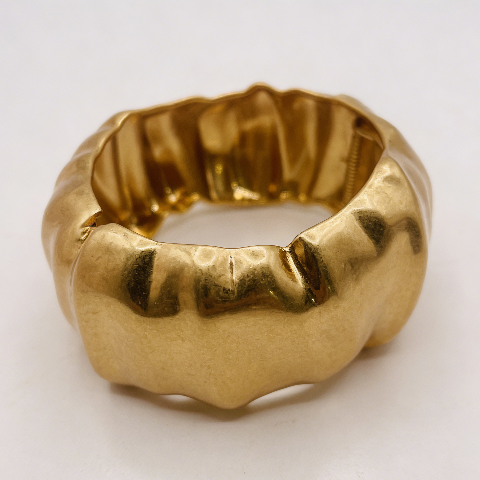 Pulsera Brazalete Dorada Texturizada con Cierre Resorte, Diseño Irregular Minimalista, Joyería de Moda al Por Mayor para Mujer|JI JOYA