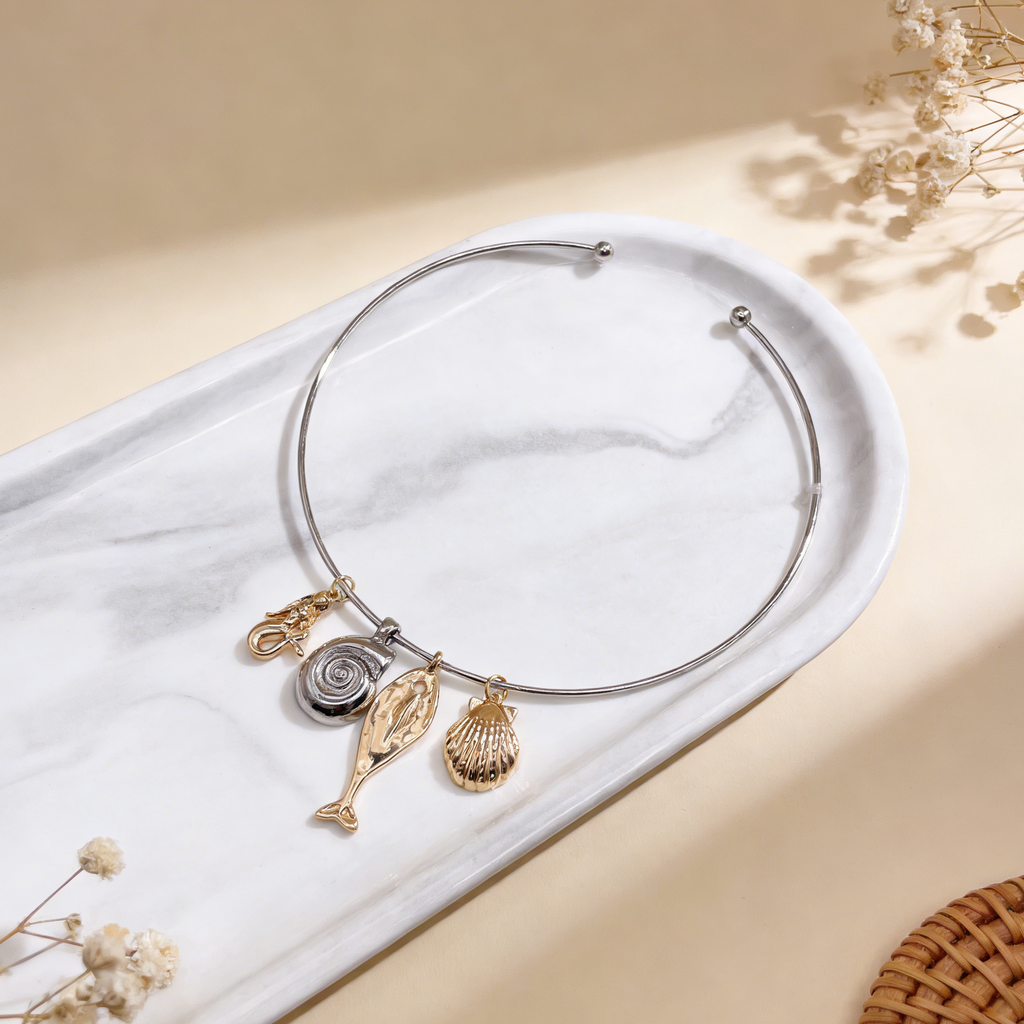 Collar de aro con dijes de mar - Diseño de concha, caracol y pez - Joyería de moda para mujer