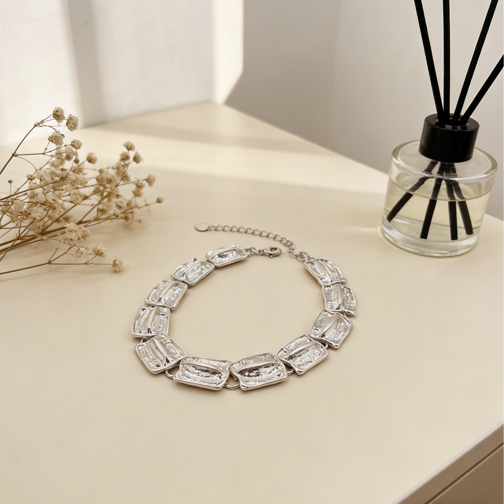 Conjunto de corrente grossa de metal martelado: brincos, colar e pulseira chamativos de ouro e prata.