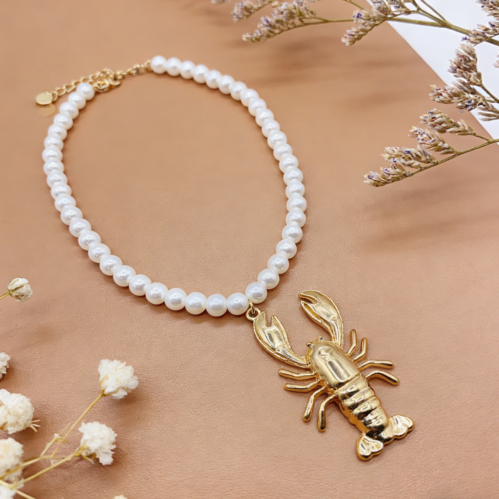 Collar de Perlas con Dije de Langosta Dorada | Accesorio de Moda Único