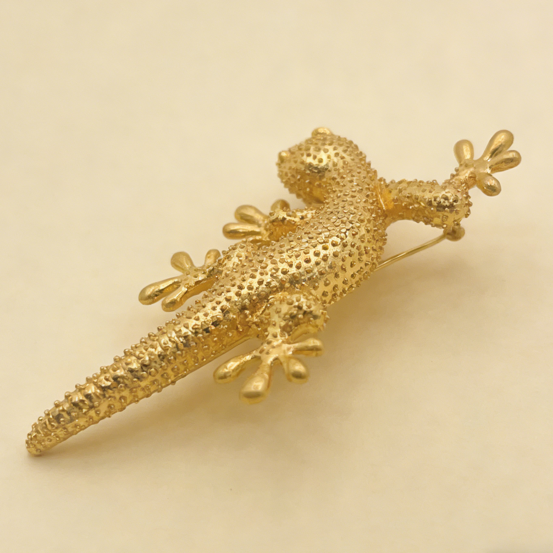 Broche de geco dorado con diseño llamativo | Pin texturizado de animal para un estilo audaz