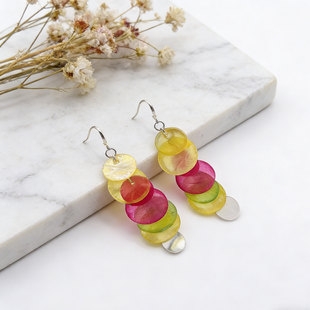 Conjunto de aretes y collar con borlas apiladas de conchas naturales "Arcoíris de verano" | Imprescindible para looks de estilo resort llenos de dopamina