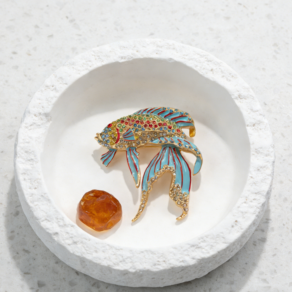 Broche de pez betta esmaltado de lujo con diamantes de imitación: un broche con un toque de suerte para mujer.