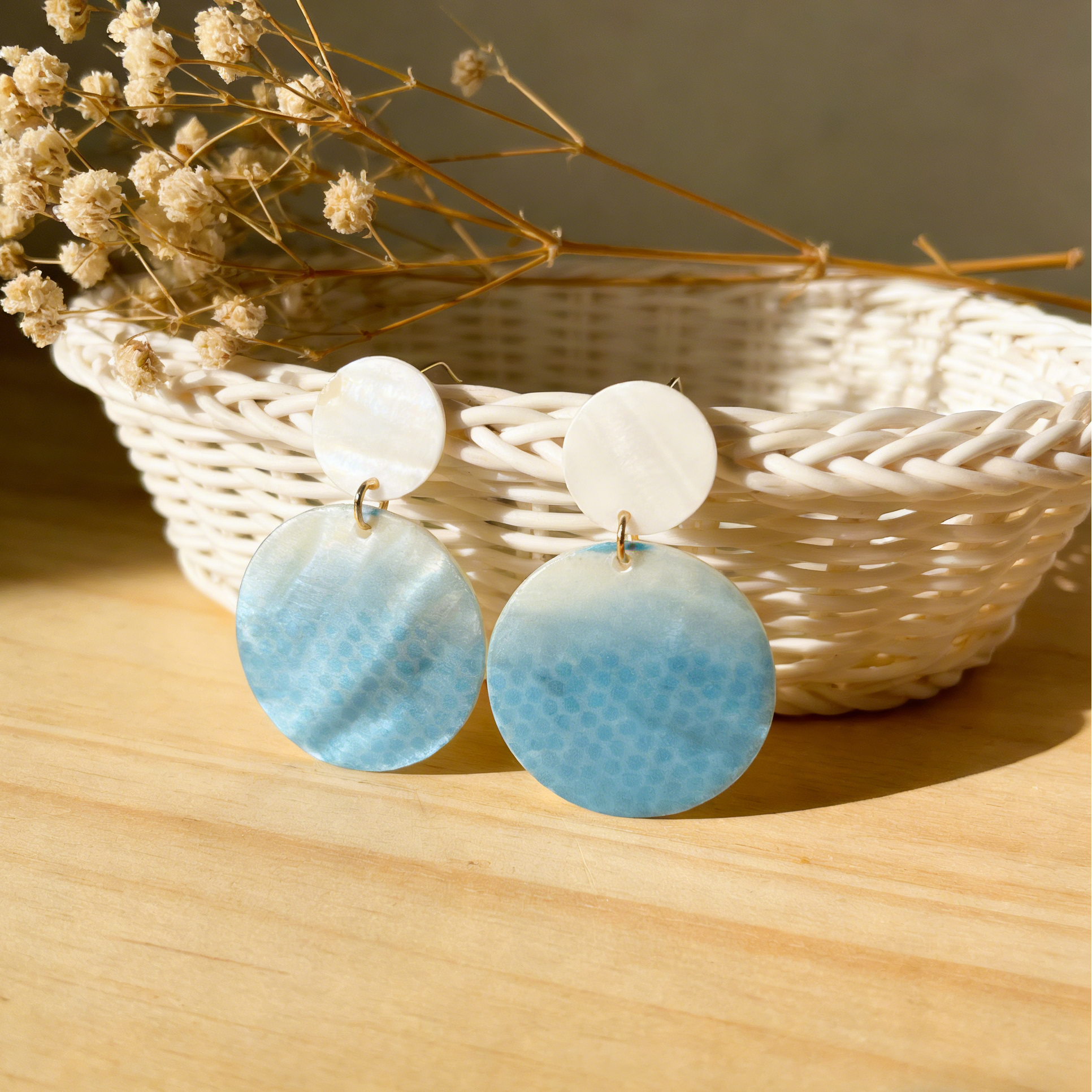 Aros de concha de mar degradada azul con patrón de puntos | Joyería bohemia costera|JI JOYA