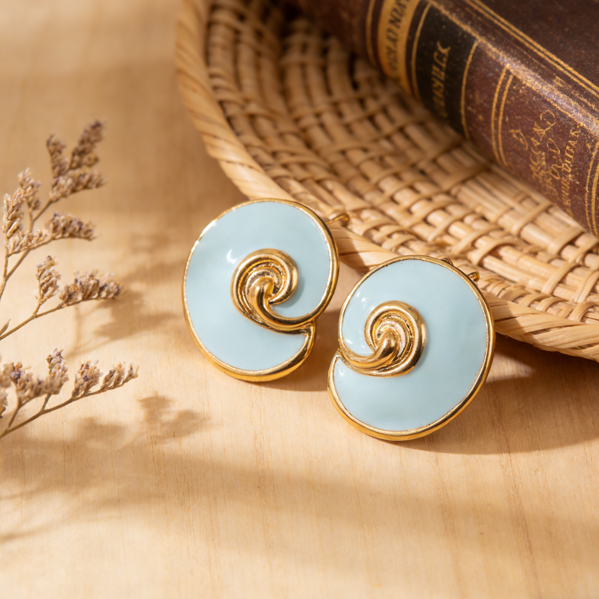 Pendientes de Resina con Detalle Dorado - Perfectos para Ocasiones Especiales