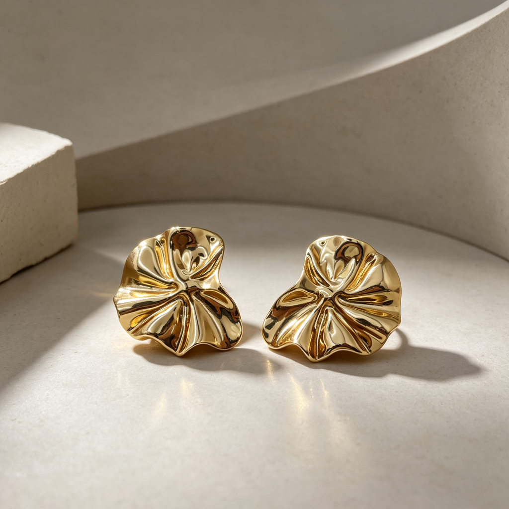 Pendientes en forma de pétalo dorado texturizado, accesorios de moda al por mayor|JI JOYA