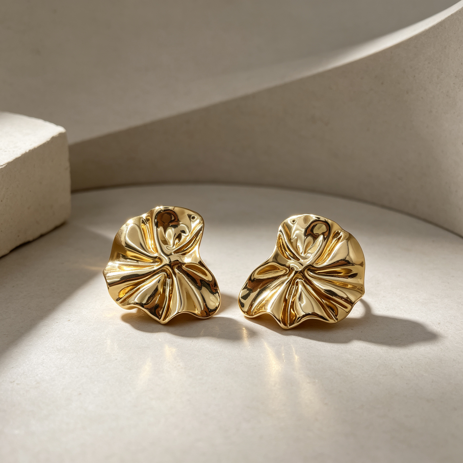 Pendientes en forma de pétalo dorado texturizado, accesorios de moda al por mayor|JI JOYA