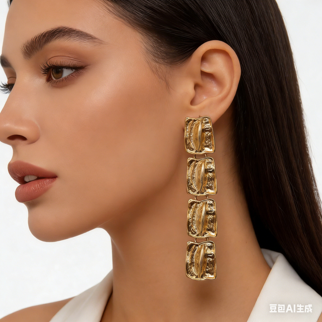 Conjunto de corrente grossa de metal martelado: brincos, colar e pulseira chamativos de ouro e prata.