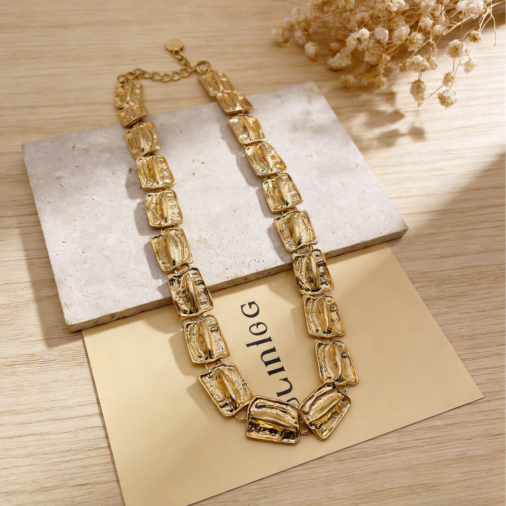 Conjunto de corrente grossa de metal martelado: brincos, colar e pulseira chamativos de ouro e prata.