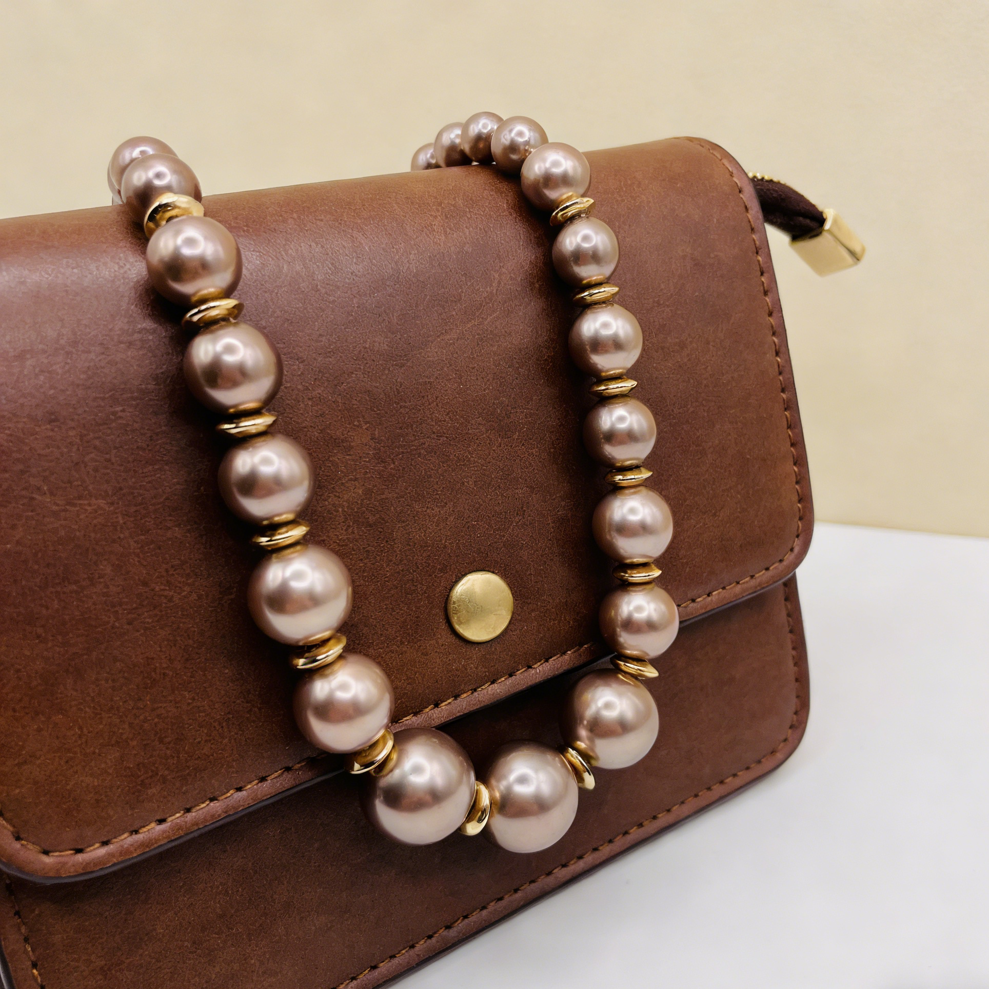 Conjunto de collar y pulsera de perlas gris oscuro mate | Joyería minimalista de lujo con detalles en oro para mujer