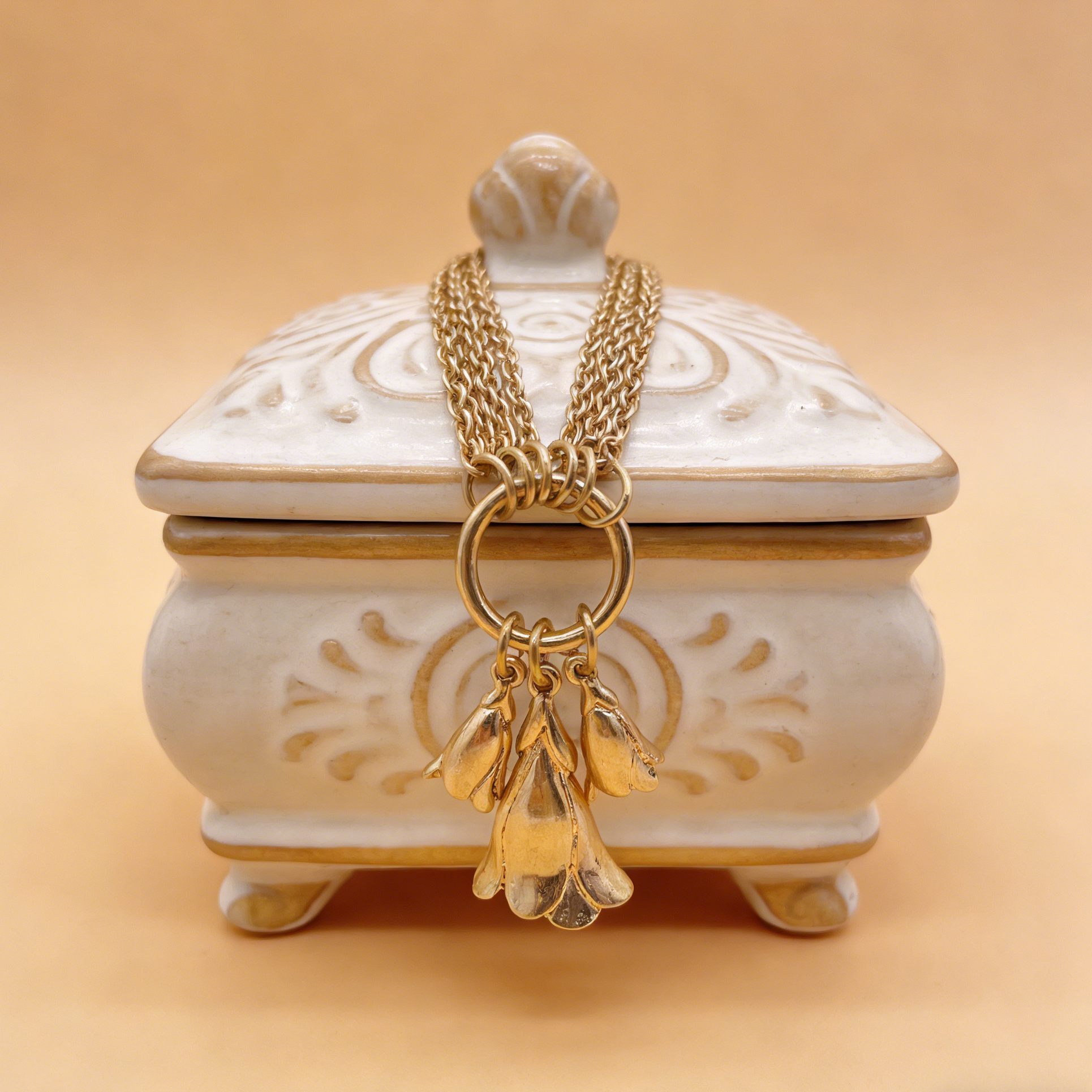 Conjunto de joyas vintage con dije de corazón dorado: pendientes llamativos, collar en capas y pulsera con dijes