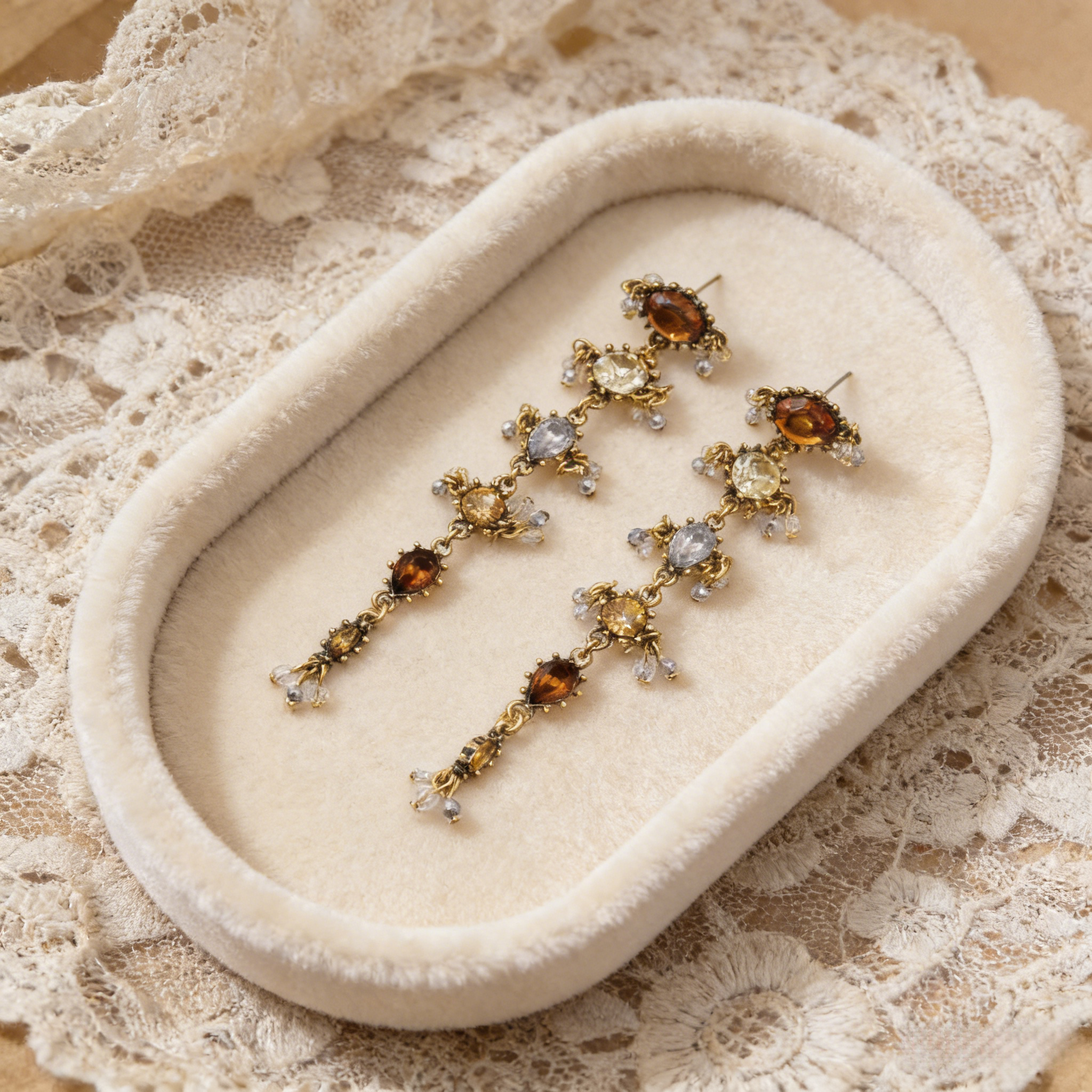 Pendientes largos barrocos vintage con múltiples gemas | Joyería de oro antiguo con estilo