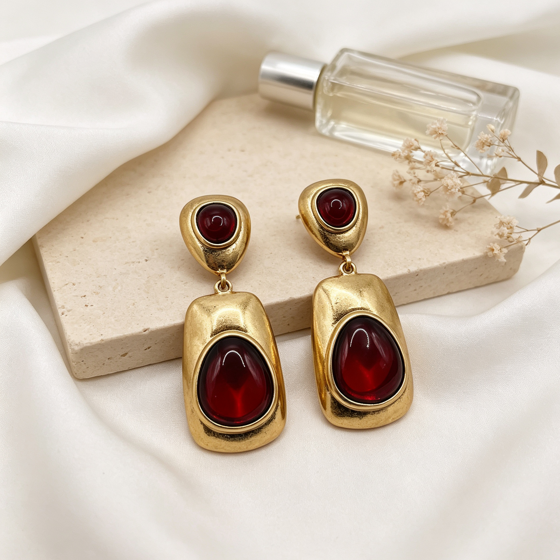 Pendientes Colgantes Vintage Dorados con Piedras Rojas de Resina | Mayorista JI JOYA