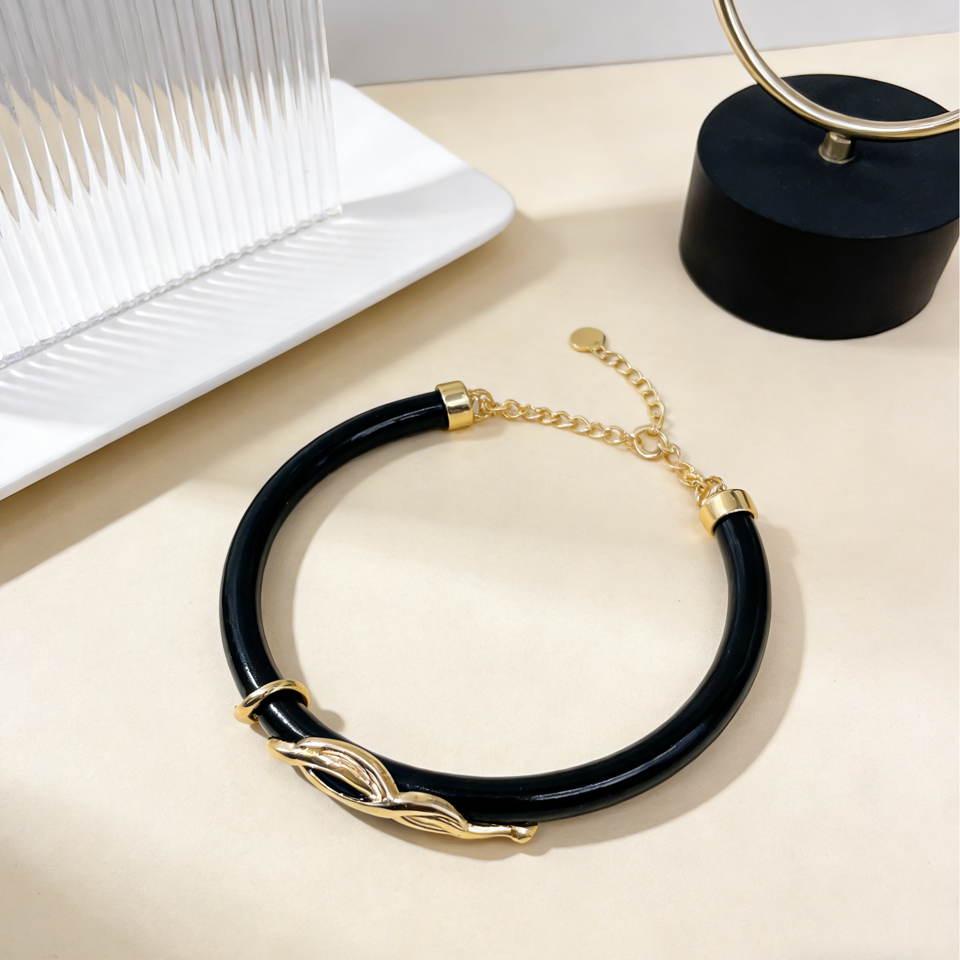 Conjunto de Joias de Resina com Detalhes Dourados - Disponível em Castanho e Preto