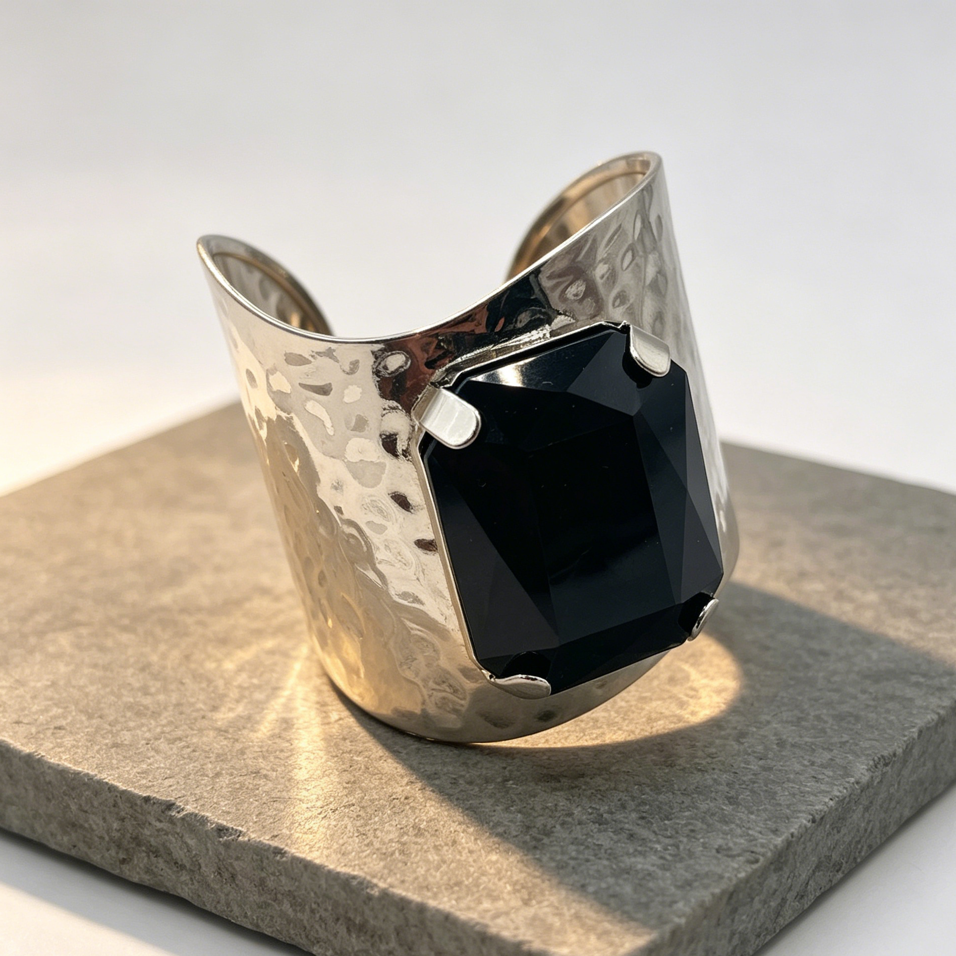 Pulsera Brazalete Ancha Mayorista, Brazalete Abierto Texturizado con Piedra Negra Grande, Brazalete Metal Moda 2 Colores Plata y Dorado Para Mujer|JI JOYA