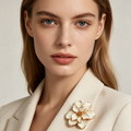 Broche de Flor Blanco Esmaltado Dorado, Accesorio de Moda al Por Mayor para Mujer, Pin de Ropa Elegante para Vestidos y Chaquetas|JI JOYA
