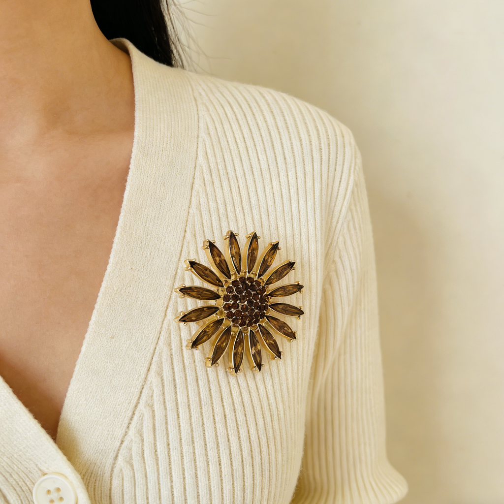 Broche de girasol brillante con diamantes de imitación | Realza tu look