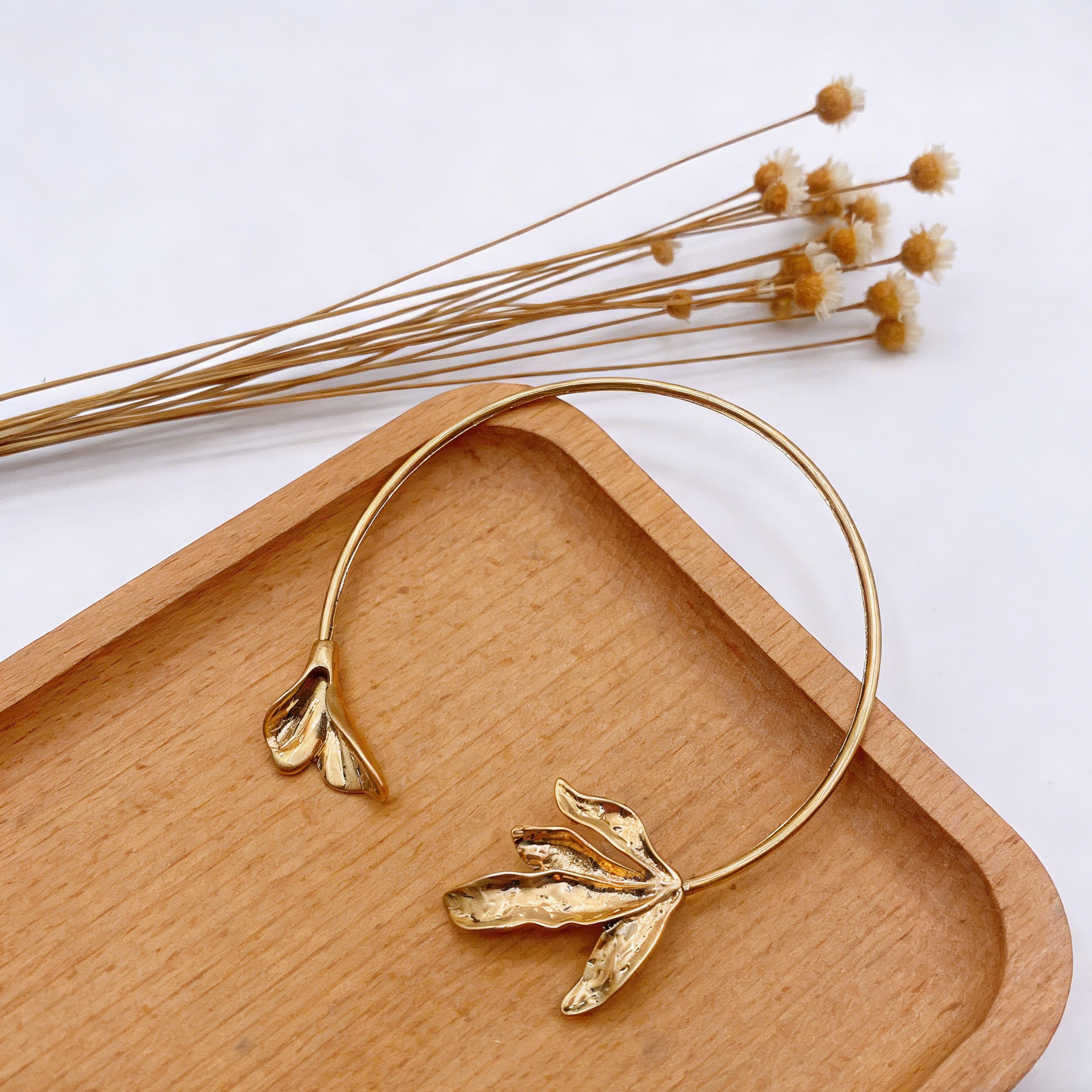 Collar floral dorado | Lujo minimalista