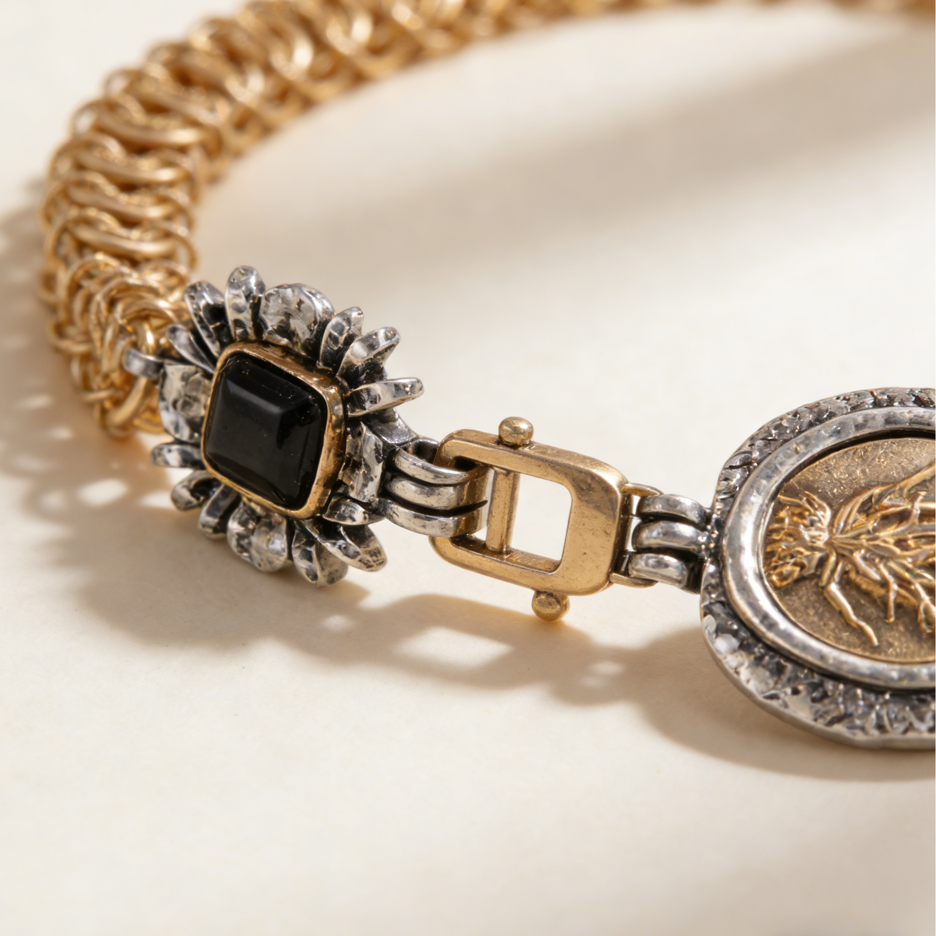 Gargantilla vintage con monedas bicolor | Joyería gótica de lujo con ónix negro