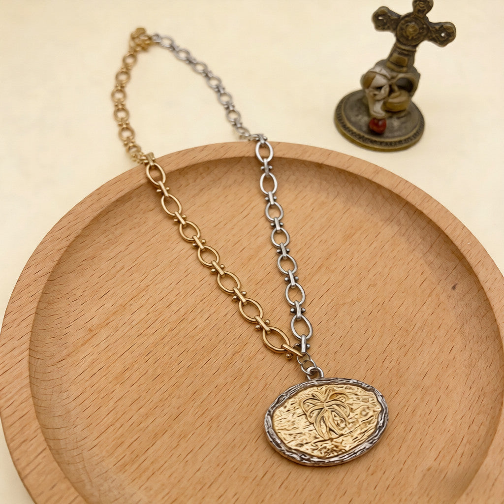 Collar de cadena bicolor de estilo europeo y americano con colgante de moneda en relieve, nicho y gargantilla de moda.
