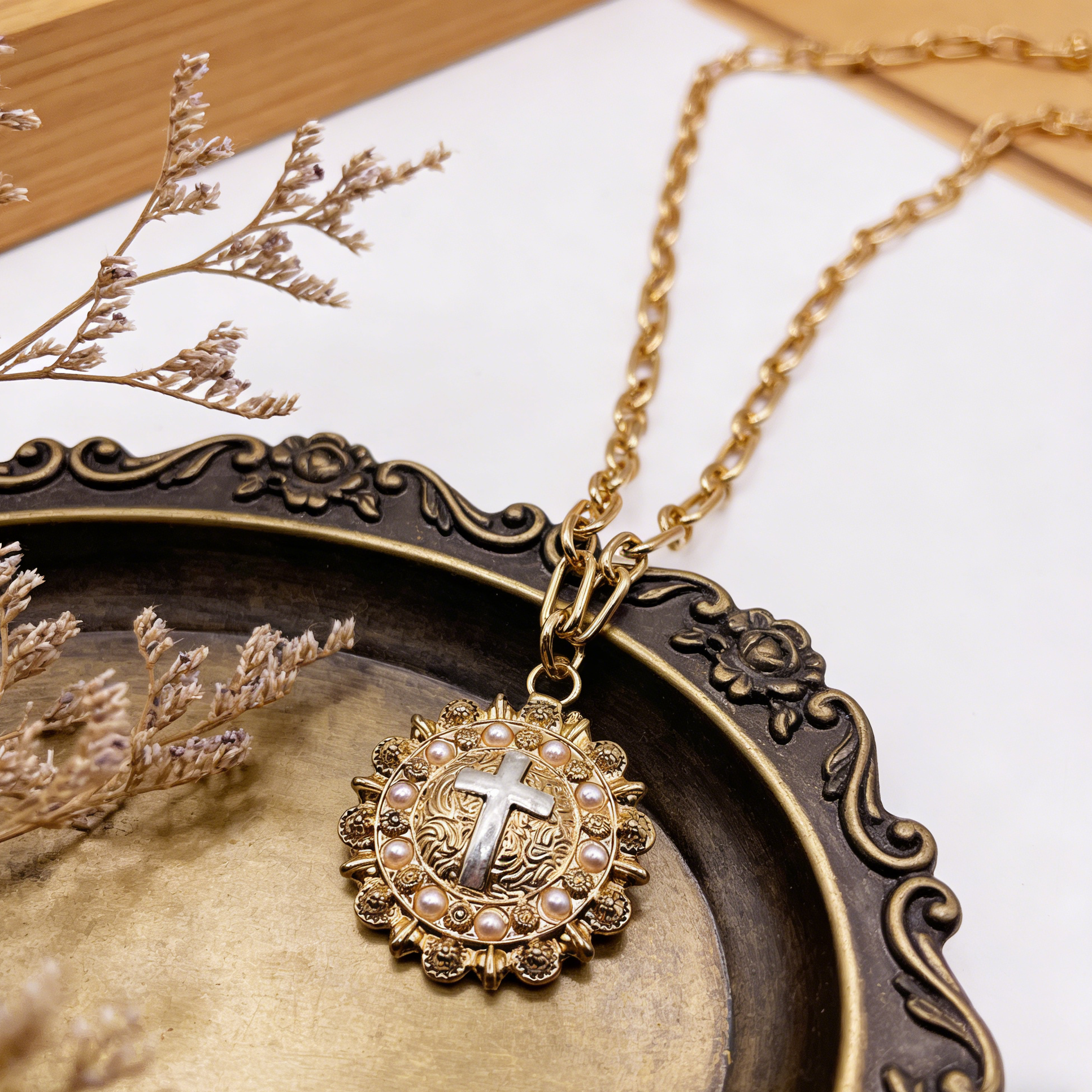 Gargantilla de cadena gruesa con medallón de cruz vintage | Collar con colgante llamativo