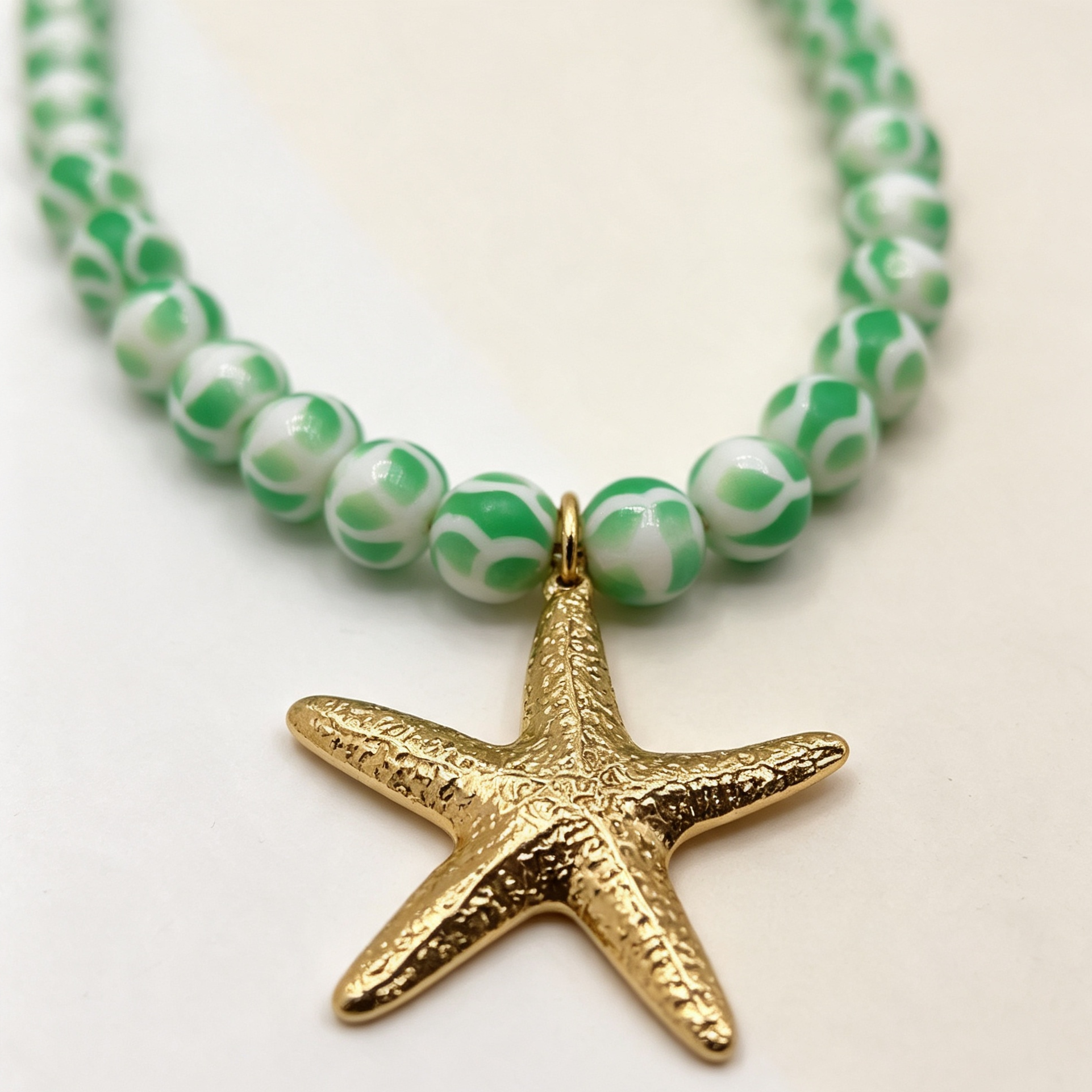 Collar de cuentas rayadas blanco-verde/azul/naranja con colgante de estrella de mar dorada, joyería de playa al por mayor para mujer|JI JOYA