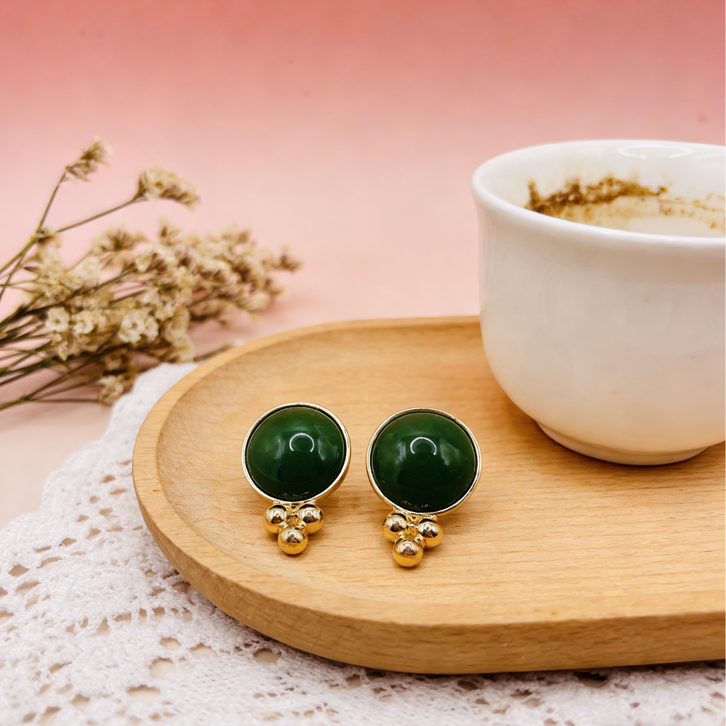 Pendientes de Botón con Detalle de Bolitas Doradas - Color Crema y Verde
