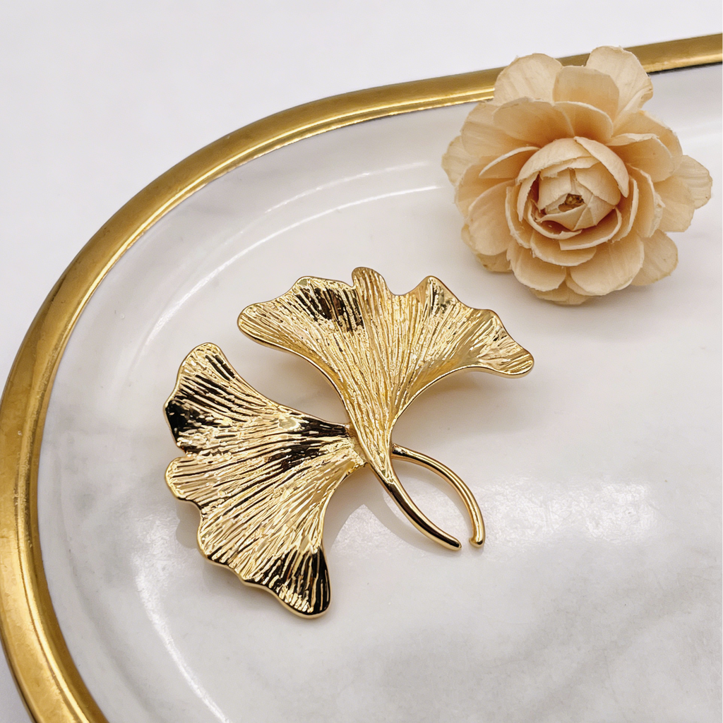 Broche dourado com duas folhas de ginkgo | Elegante broche para casaco e camisola | Presente para ela