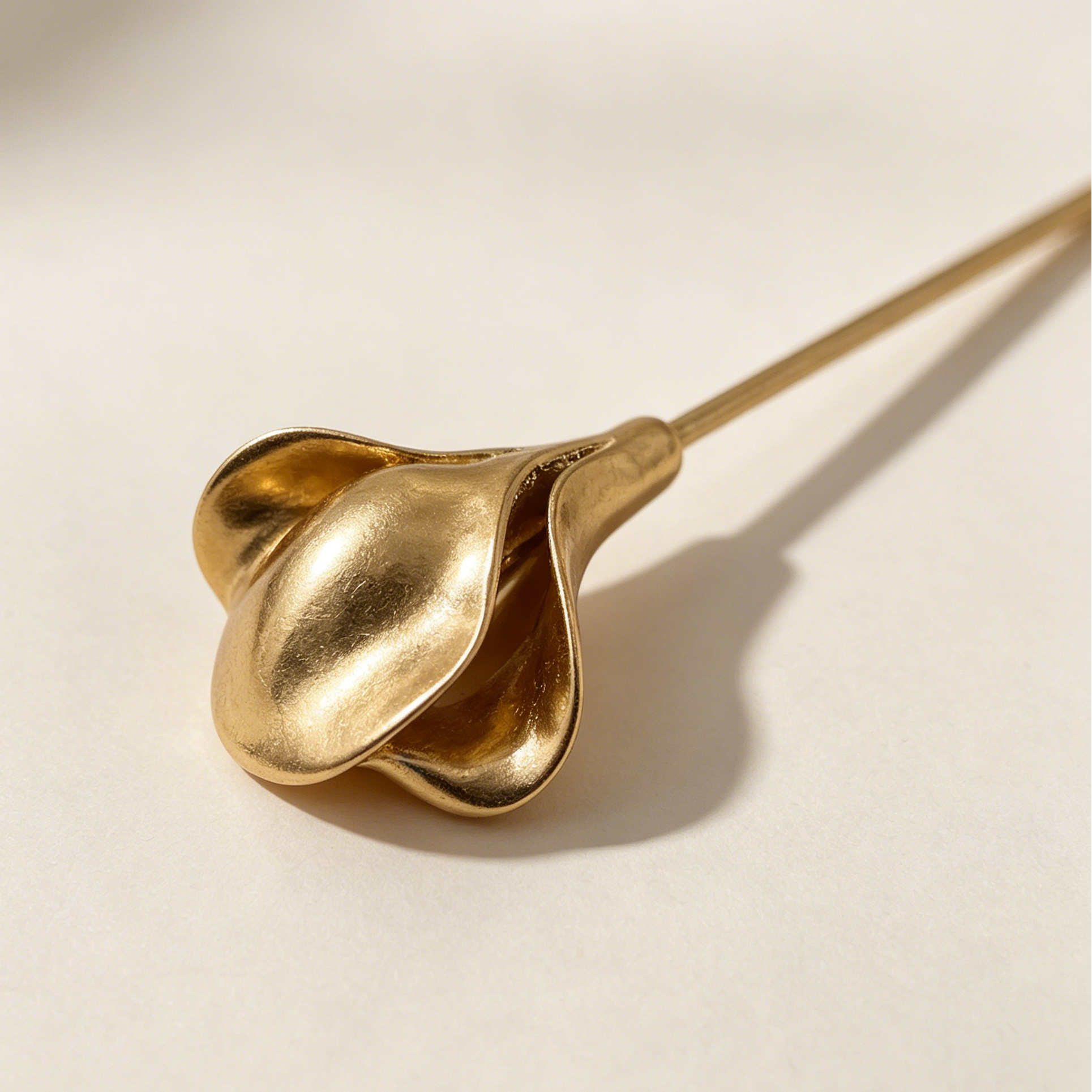 Mayoreo Horquilla de Pelo de Metal Dorado en Forma de Flor, Pinza para el Pelo Minimalista, Accesorio de Pelo Elegante para Mujer, Venta al Por Mayor para Tiendas de Bisutería|JI JOYA