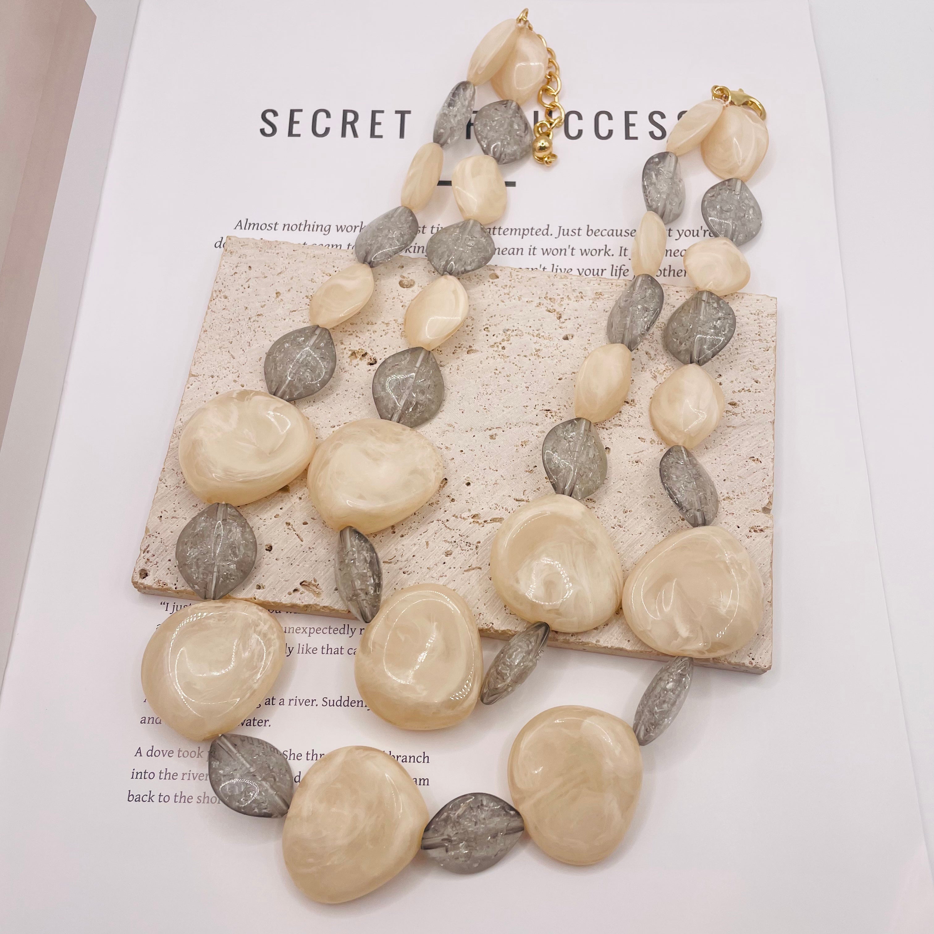 JI JOYA VENTA AL POR MAYOR|Collar de Doble Cadena con Piedras Grandes Irregulares de Acrílico, Diseño Elegante para Mujer, Joyería de Moda al Por Mayor