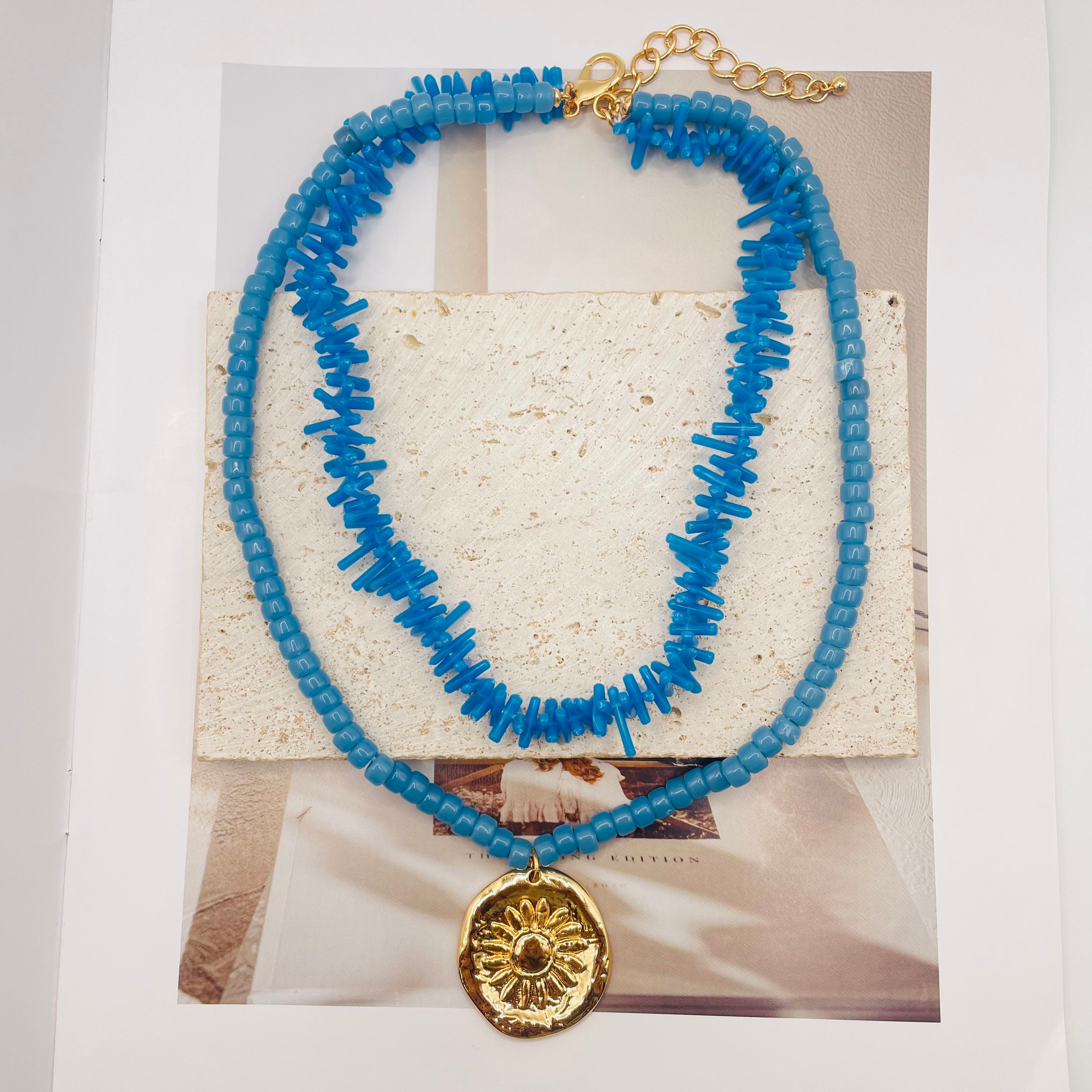 JI JOYA VENTA AL POR MAYOR|Collar de Doble Capa con Colgante Sol Dorado | Estilo Bohemio Mayorista (Rojo/Azul)