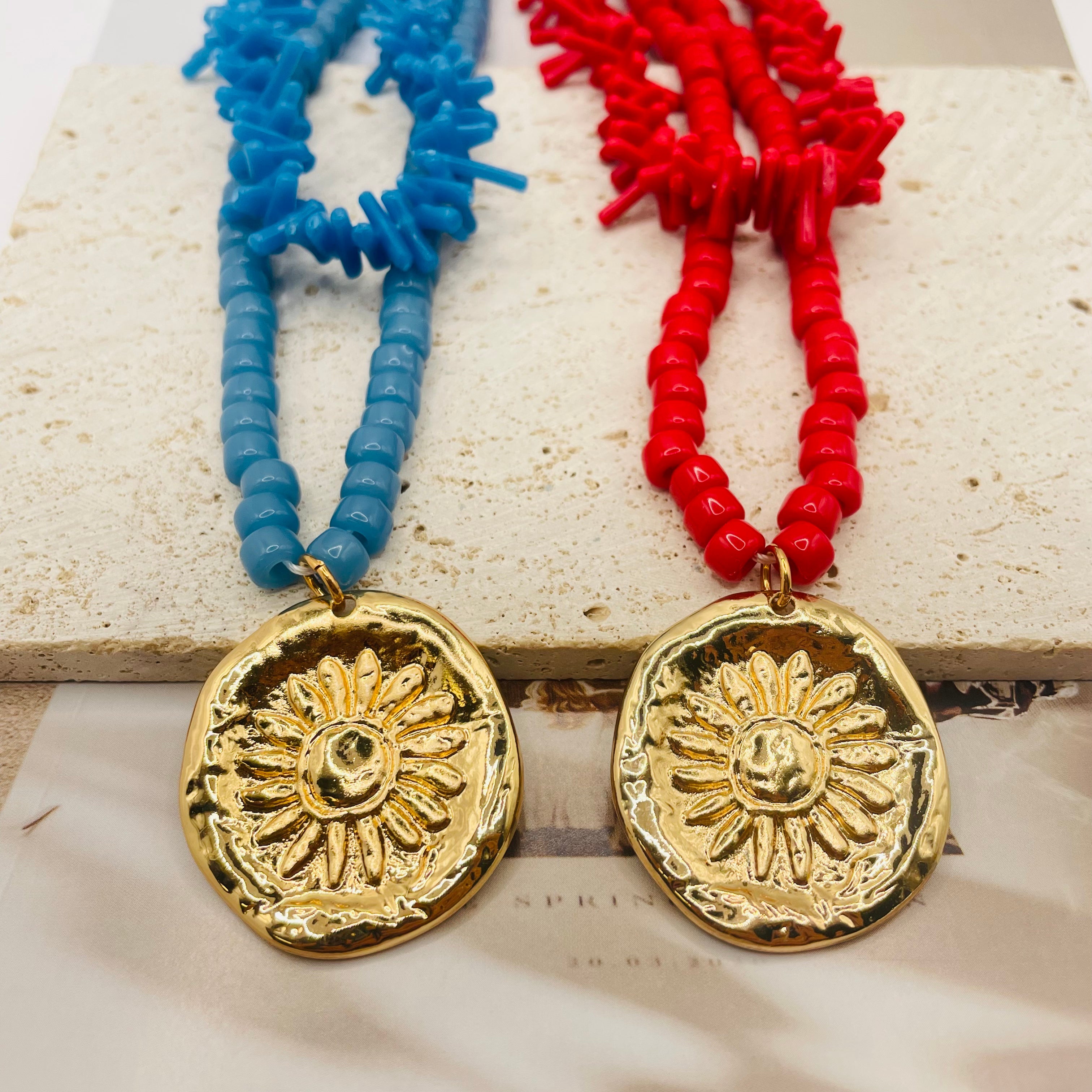 JI JOYA VENTA AL POR MAYOR|Collar de Doble Capa con Colgante Sol Dorado | Estilo Bohemio Mayorista (Rojo/Azul)