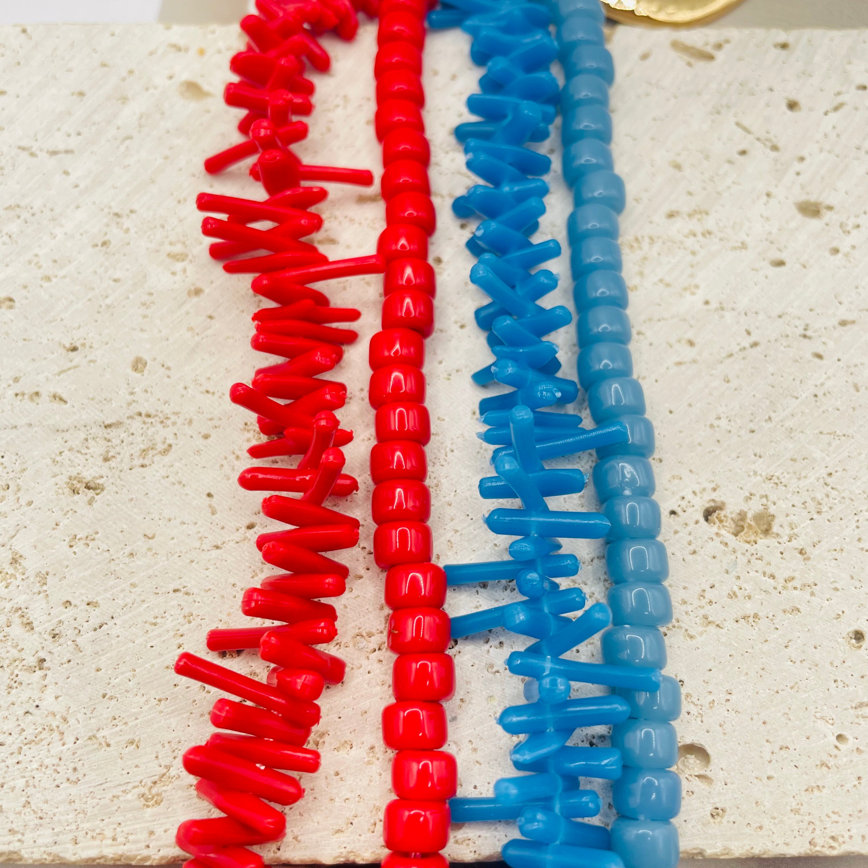 JI JOYA VENTA AL POR MAYOR|Collar de Doble Capa con Colgante Sol Dorado | Estilo Bohemio Mayorista (Rojo/Azul)