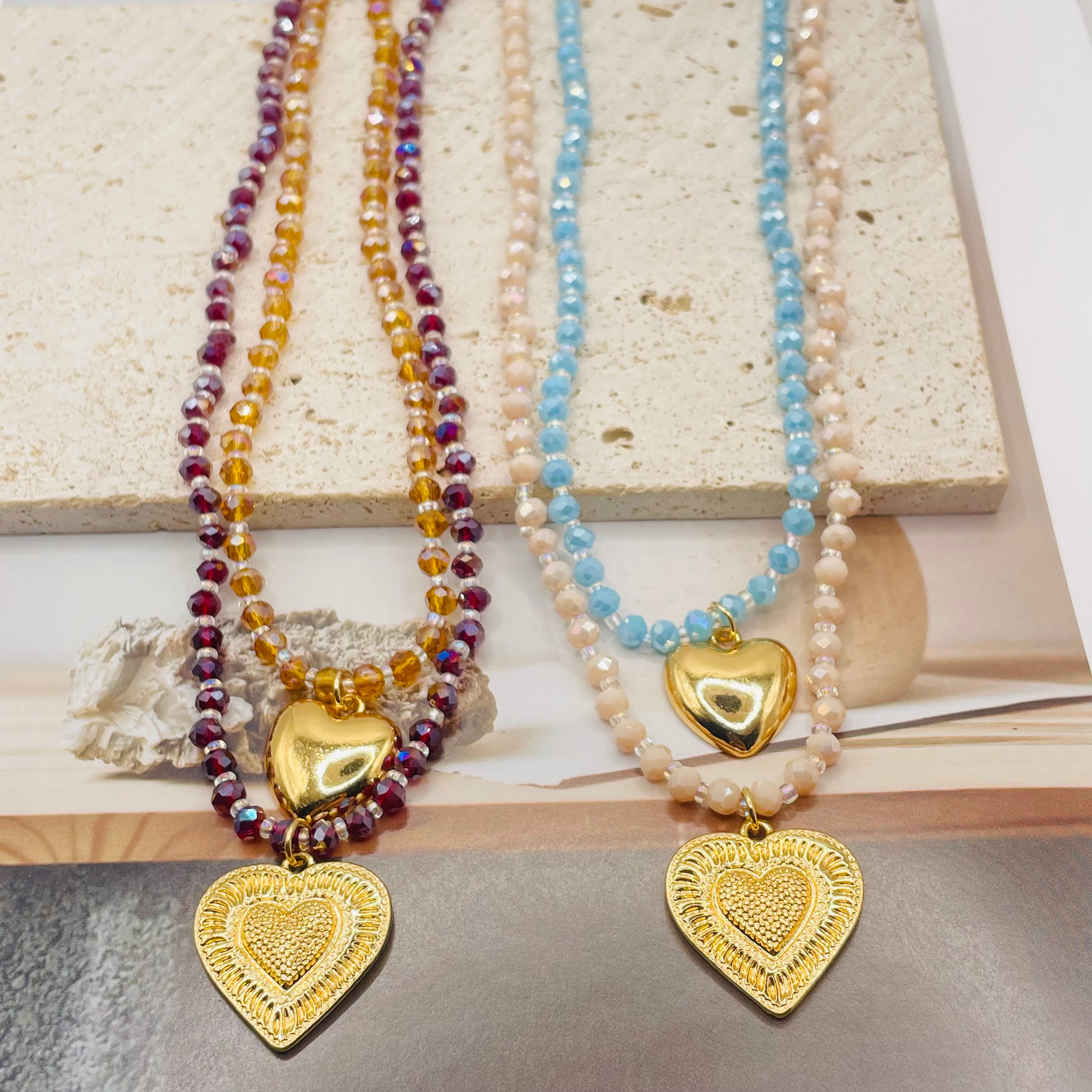 JI JOYA VENTA AL POR MAYOR|Collar Doble Capa con Colgantes Corazón Dorado | Bisutería de Moda al Por Mayor, 2 Colores Disponibles