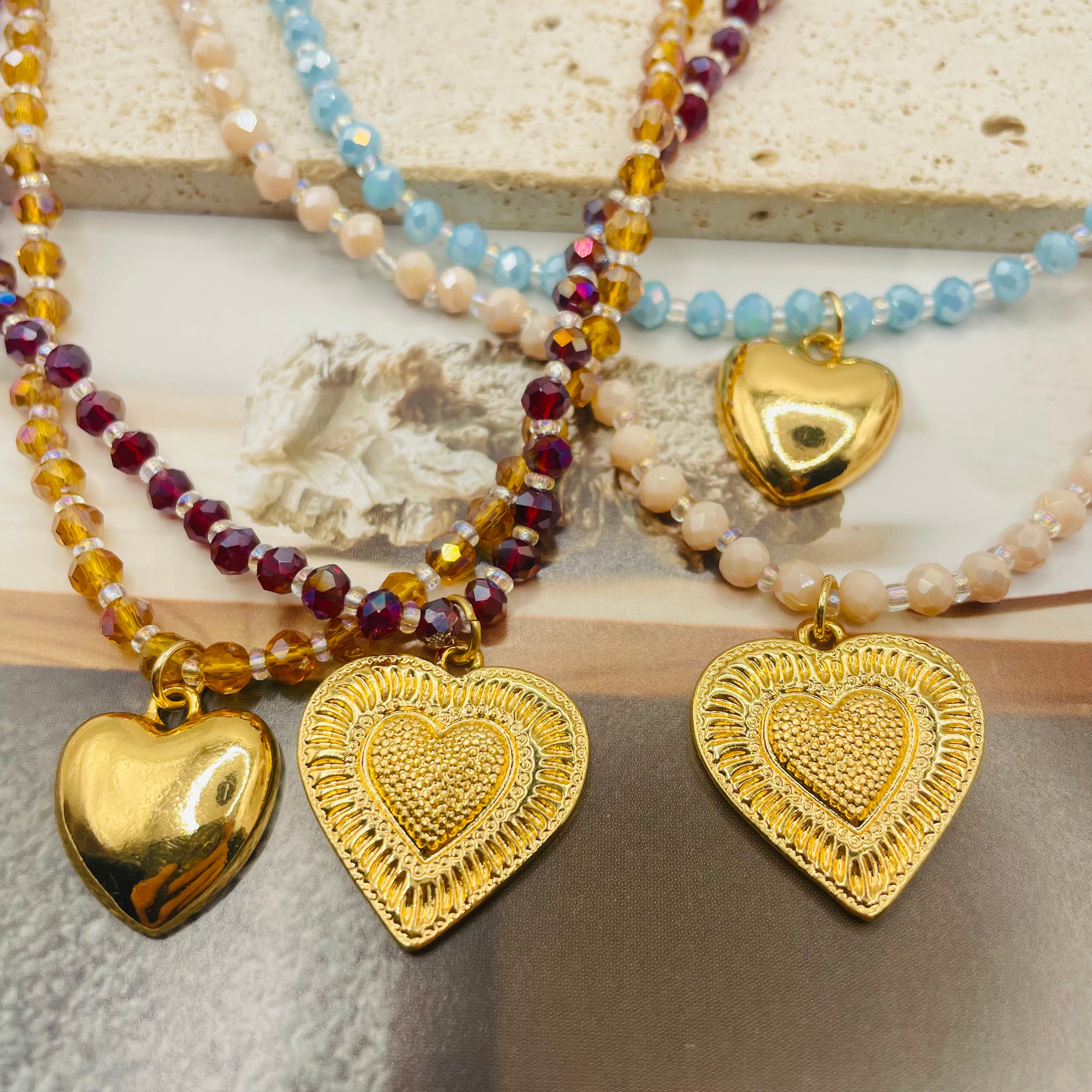 JI JOYA VENTA AL POR MAYOR|Collar Doble Capa con Colgantes Corazón Dorado | Bisutería de Moda al Por Mayor, 2 Colores Disponibles
