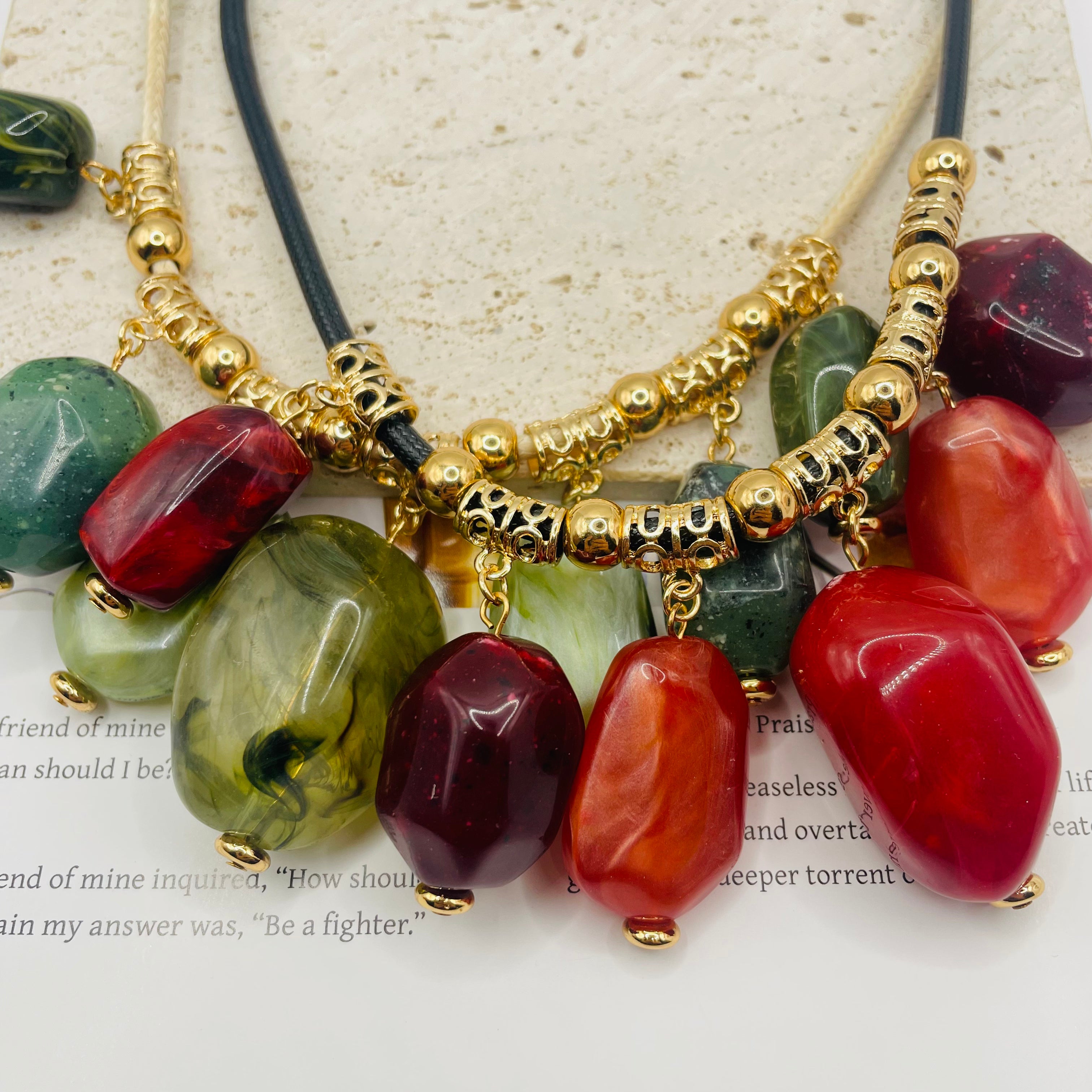 JI JOYA VENTA AL POR MAYORCollar de Moda con Cuentas Colgantes de Resina - Diseño Boho-Chic | Mayoreo
