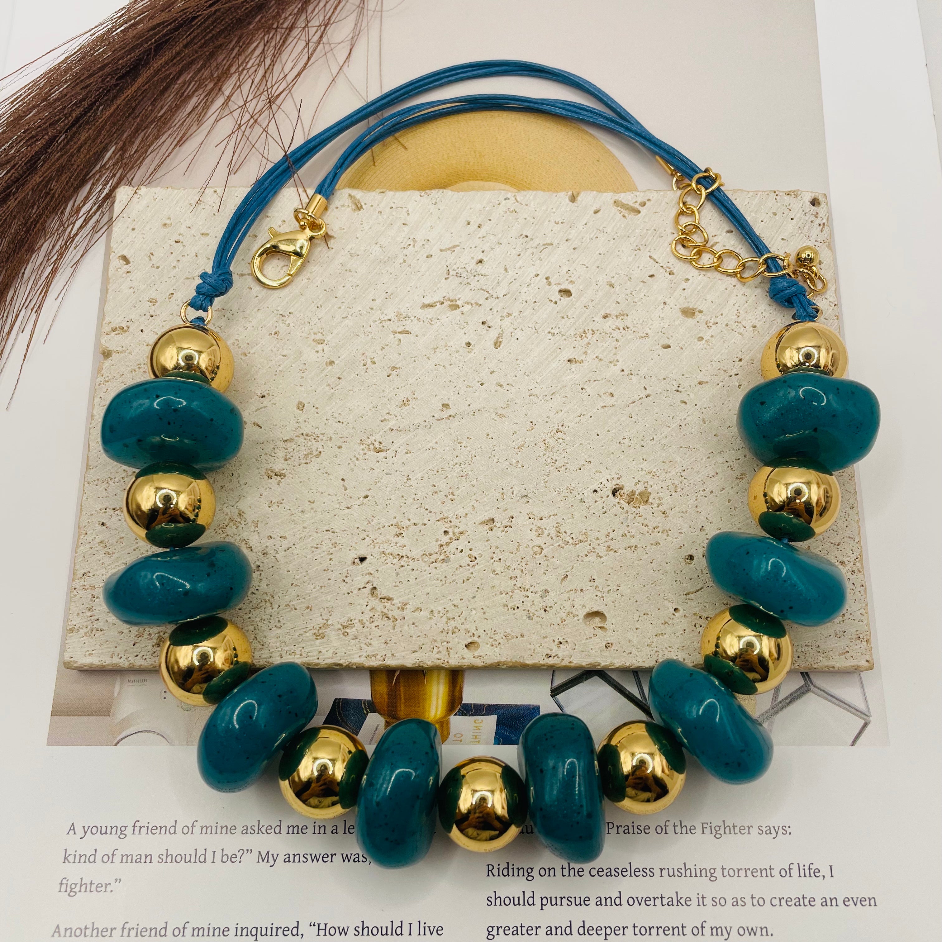 JI JOYA VENTA AL POR MAYOR|Collar de Cuentas Grandes con Detalles Dorados - Diseño Minimalista y Elegante | JI JEWELLERY - Mayorista de Joyería de Moda