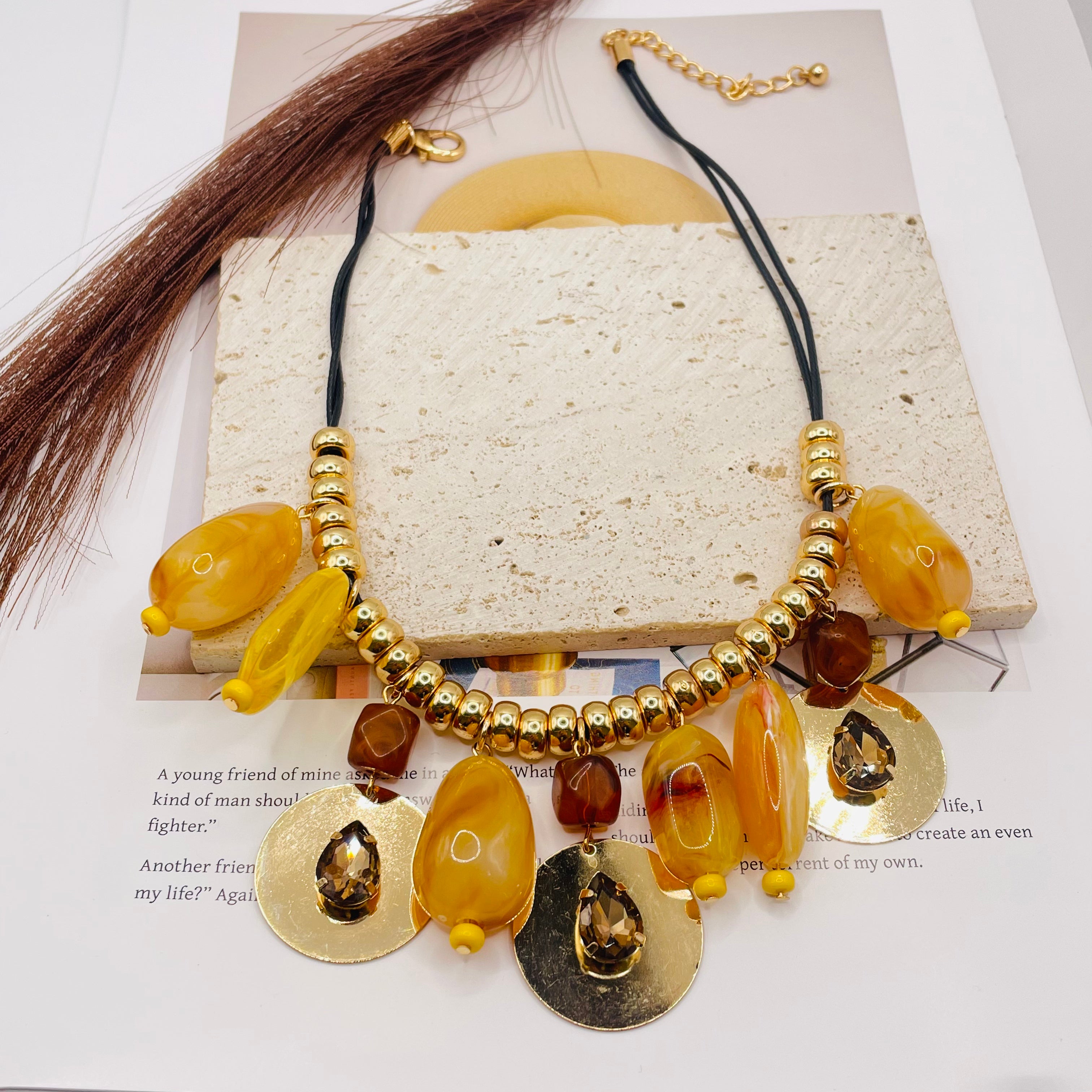 JI JOYA VENTA AL POR MAYOR|Collar de Moda para Mujer | Diseño Colgante con Cuentas de Resina y Detalles Dorados | Accesorio Mayorista para Vestidos de Verano y Casual