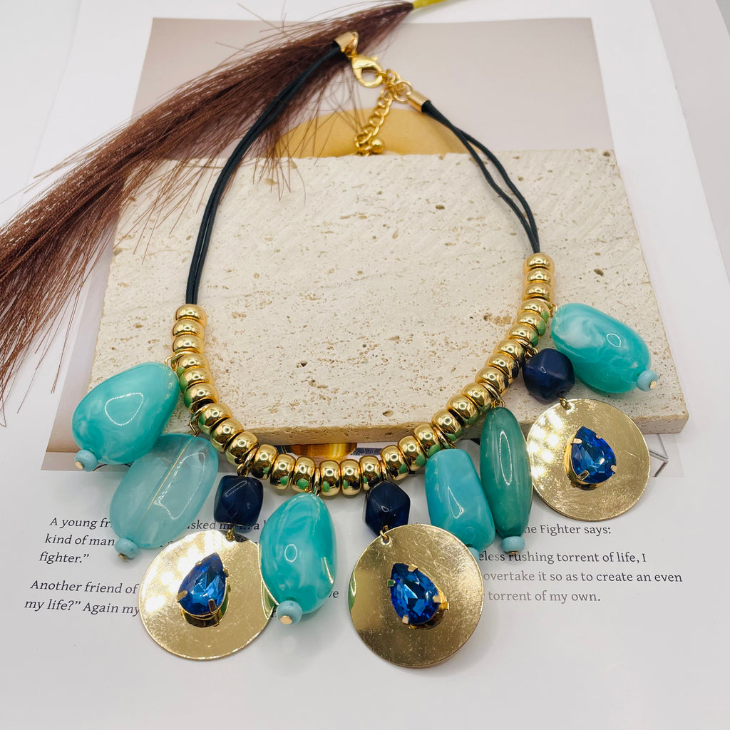 JI JOYA VENTA AL POR MAYOR|Collar de Moda para Mujer | Diseño Colgante con Cuentas de Resina y Detalles Dorados | Accesorio Mayorista para Vestidos de Verano y Casual
