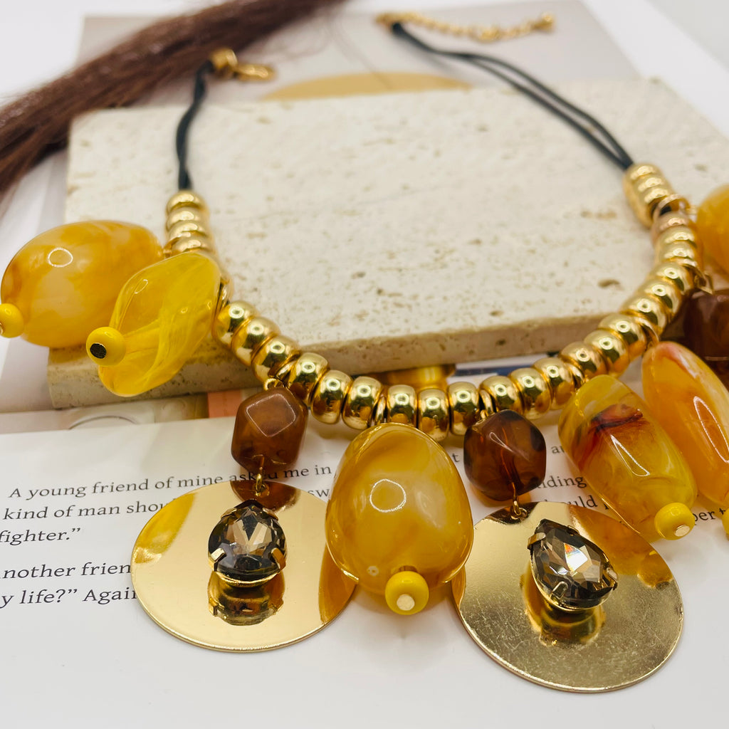 JI JOYA VENTA AL POR MAYOR|Collar de Moda para Mujer | Diseño Colgante con Cuentas de Resina y Detalles Dorados | Accesorio Mayorista para Vestidos de Verano y Casual