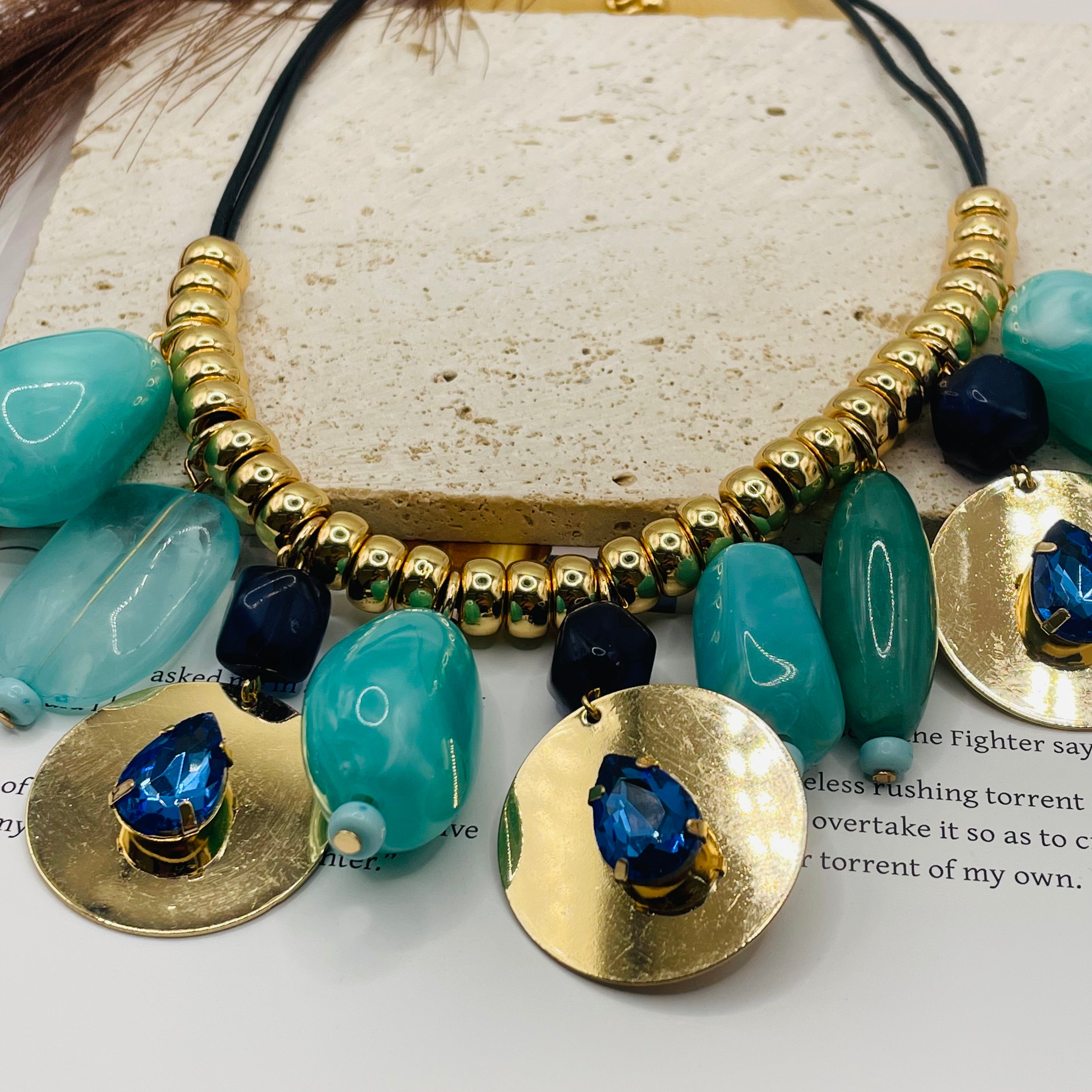 JI JOYA VENTA AL POR MAYOR|Collar de Moda para Mujer | Diseño Colgante con Cuentas de Resina y Detalles Dorados | Accesorio Mayorista para Vestidos de Verano y Casual