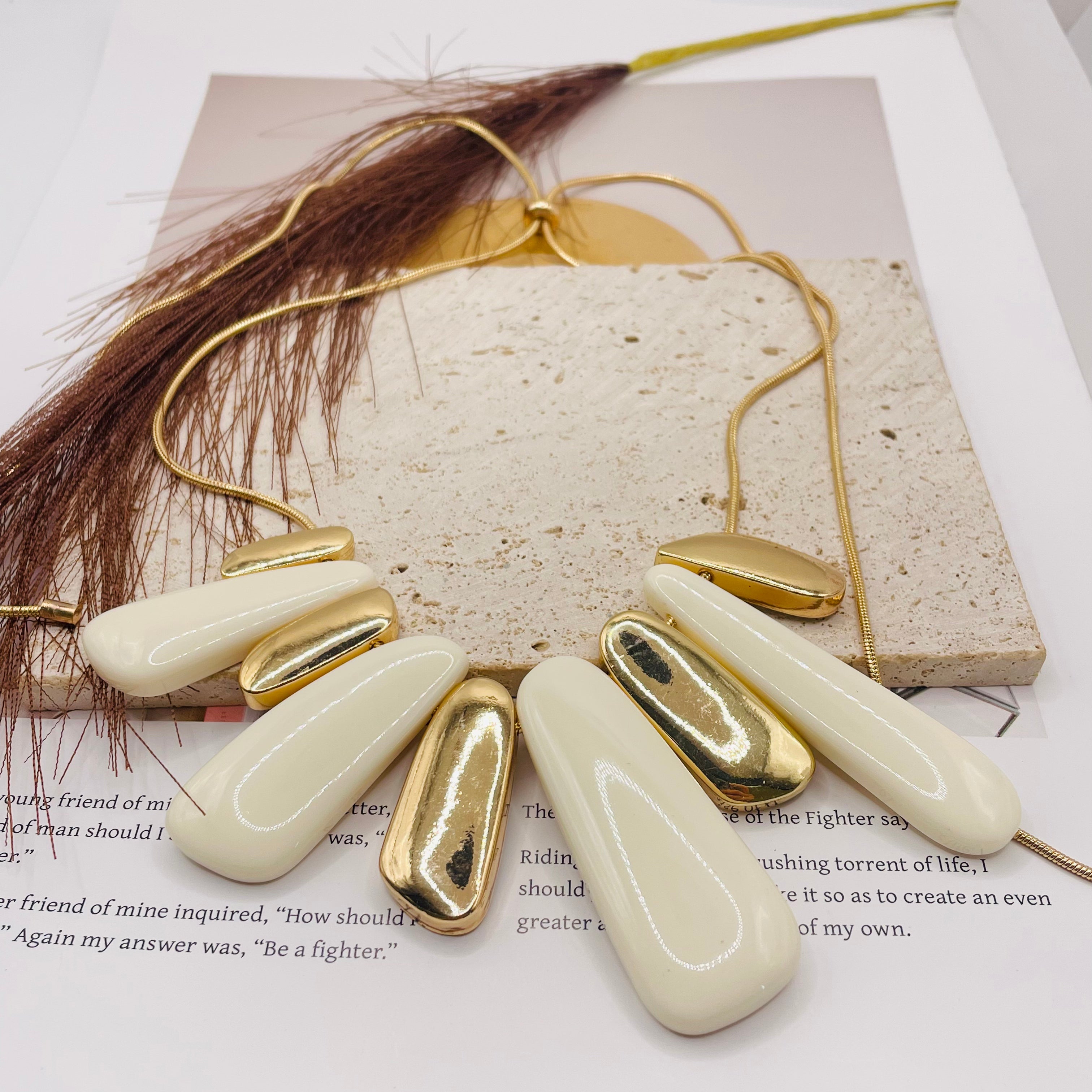 JI JOYA VENTA AL POR MAYOR|Collar de Moda Geométrico en Zinc Aleado - Diseño Minimalista en Blanco y Marrón - Joyería al Por Mayor