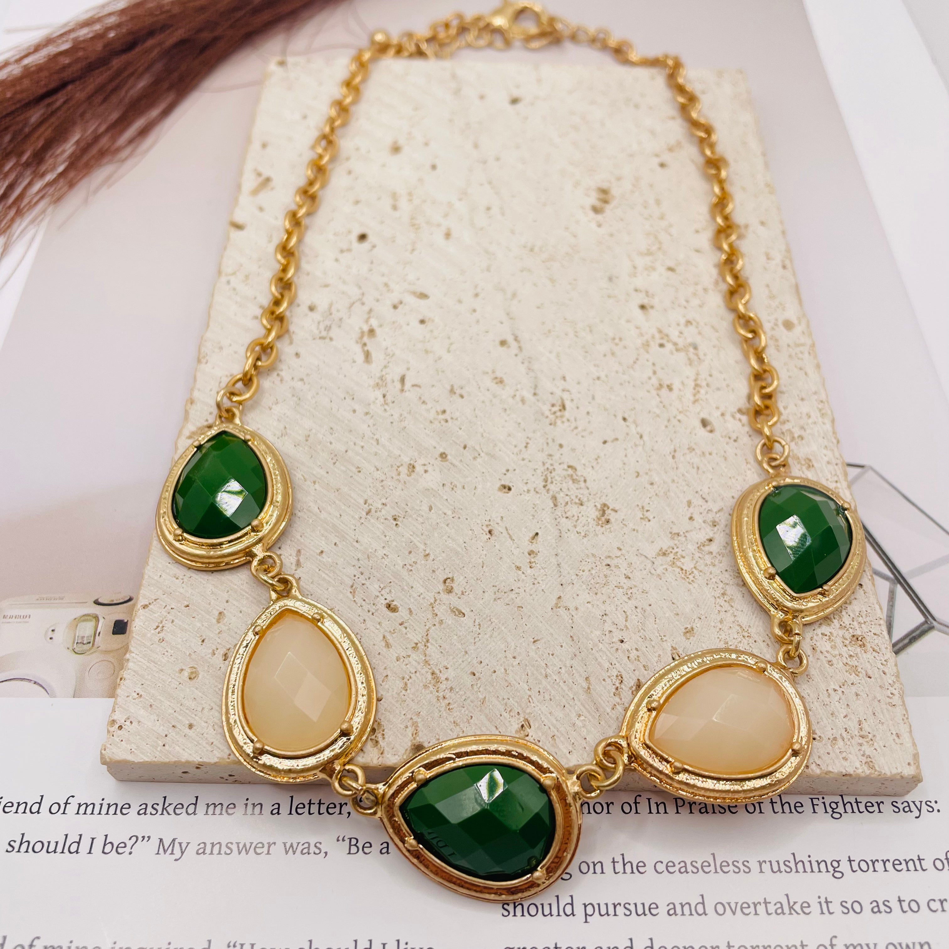 JI JOYA VENTA AL POR MAYOR|Collar Gargantilla de Piedra Colorida con Cadena Dorada | Bisutería de Moda al Por Mayor