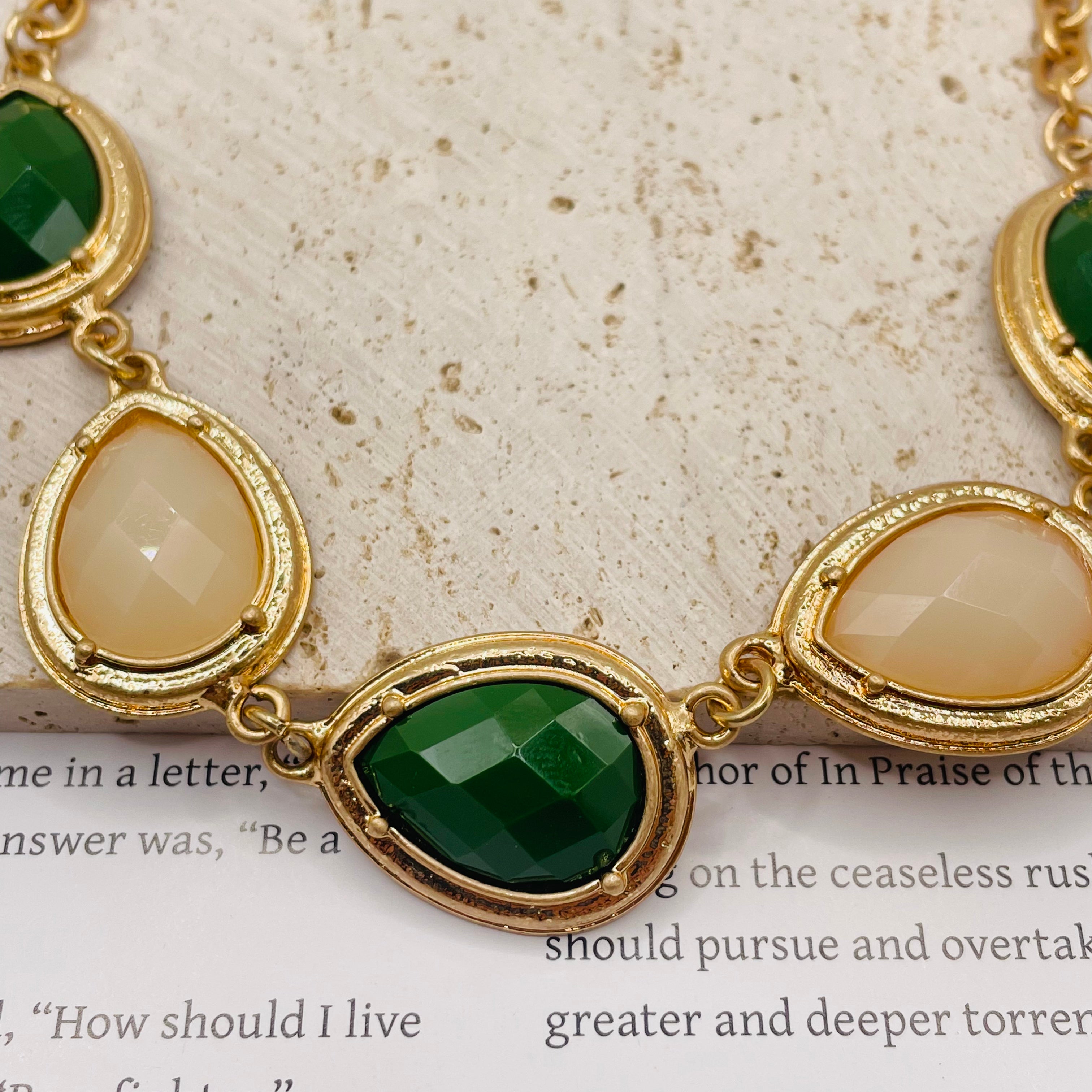 JI JOYA VENTA AL POR MAYOR|Collar Gargantilla de Piedra Colorida con Cadena Dorada | Bisutería de Moda al Por Mayor
