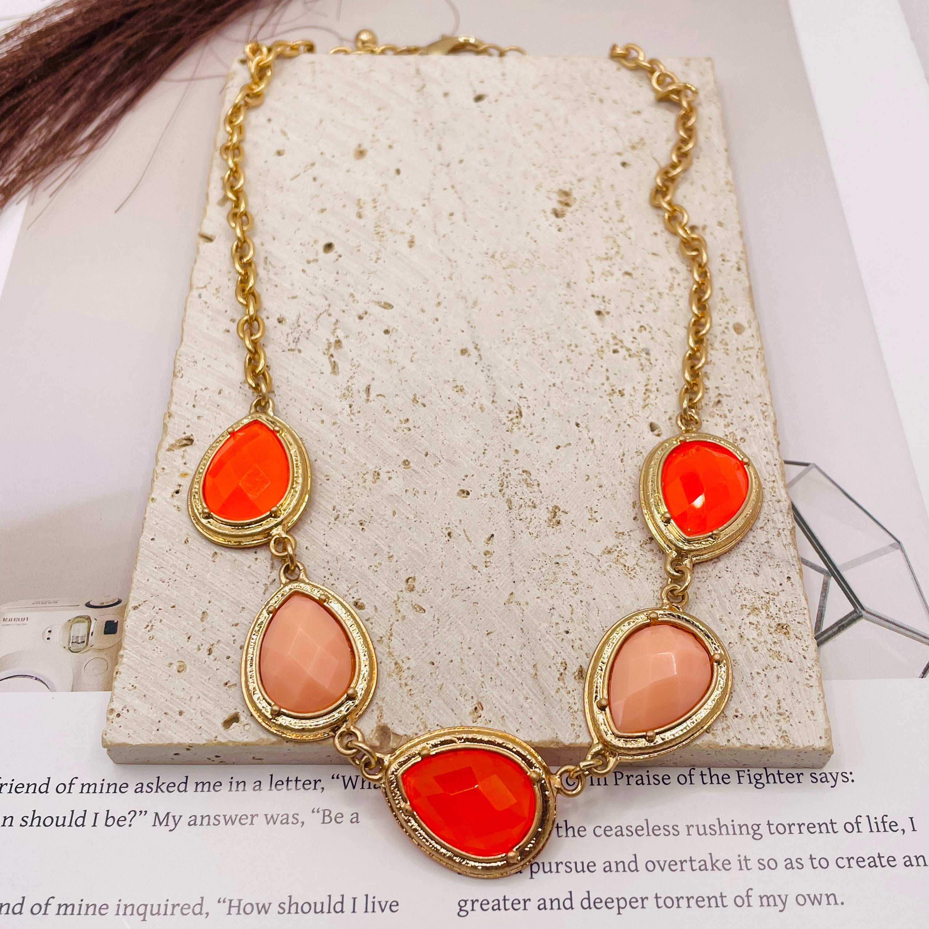 JI JOYA VENTA AL POR MAYOR|Collar Gargantilla de Piedra Colorida con Cadena Dorada | Bisutería de Moda al Por Mayor