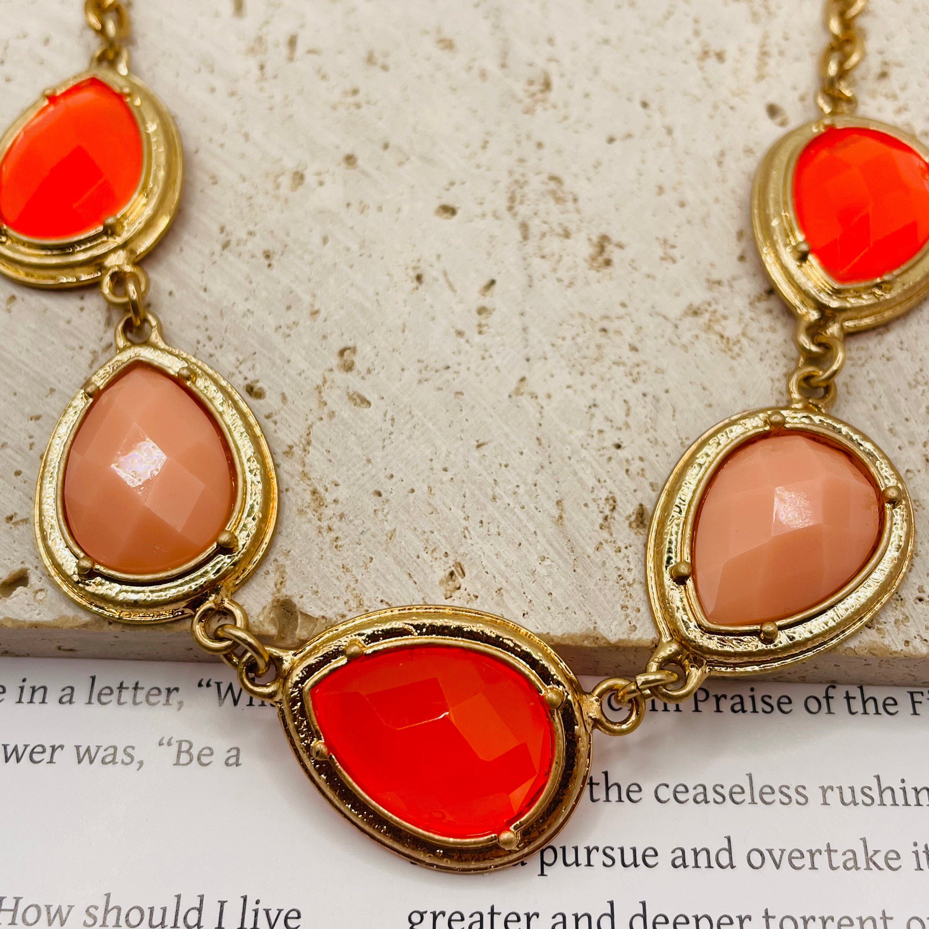 JI JOYA VENTA AL POR MAYOR|Collar Gargantilla de Piedra Colorida con Cadena Dorada | Bisutería de Moda al Por Mayor