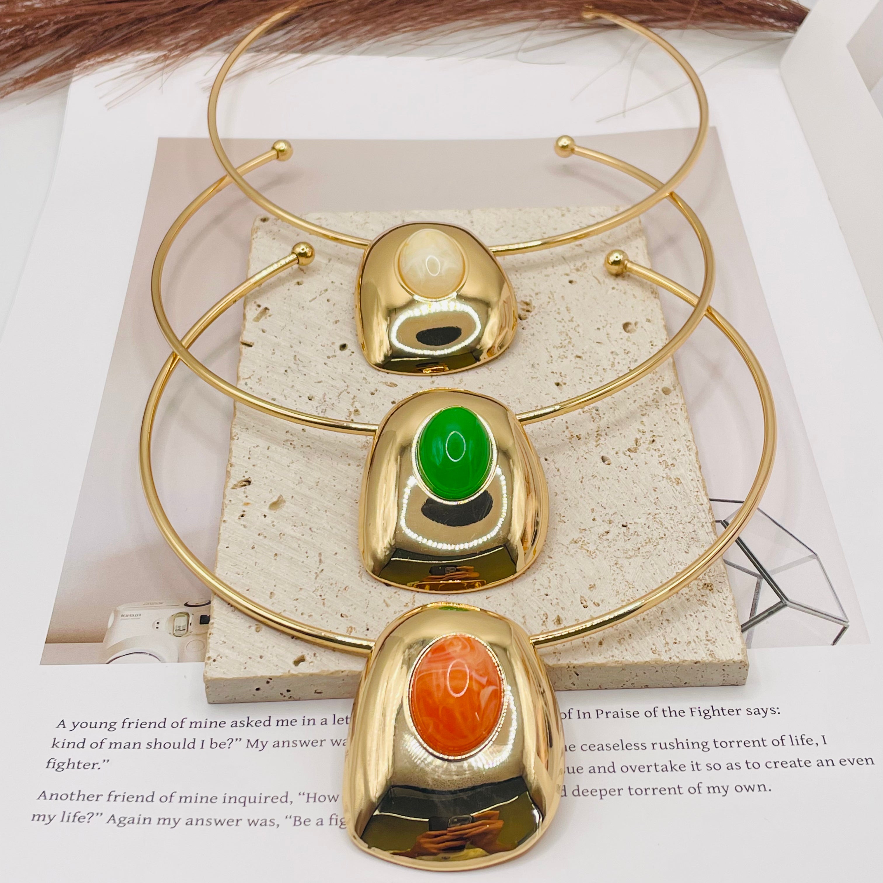 JI JOYA VENTA AL POR MAYOR|Collar de Gargantilla con Colgante Ovalado - Joyería Dorada de Moda al Por Mayor (Verde, Naranja, Blanco)