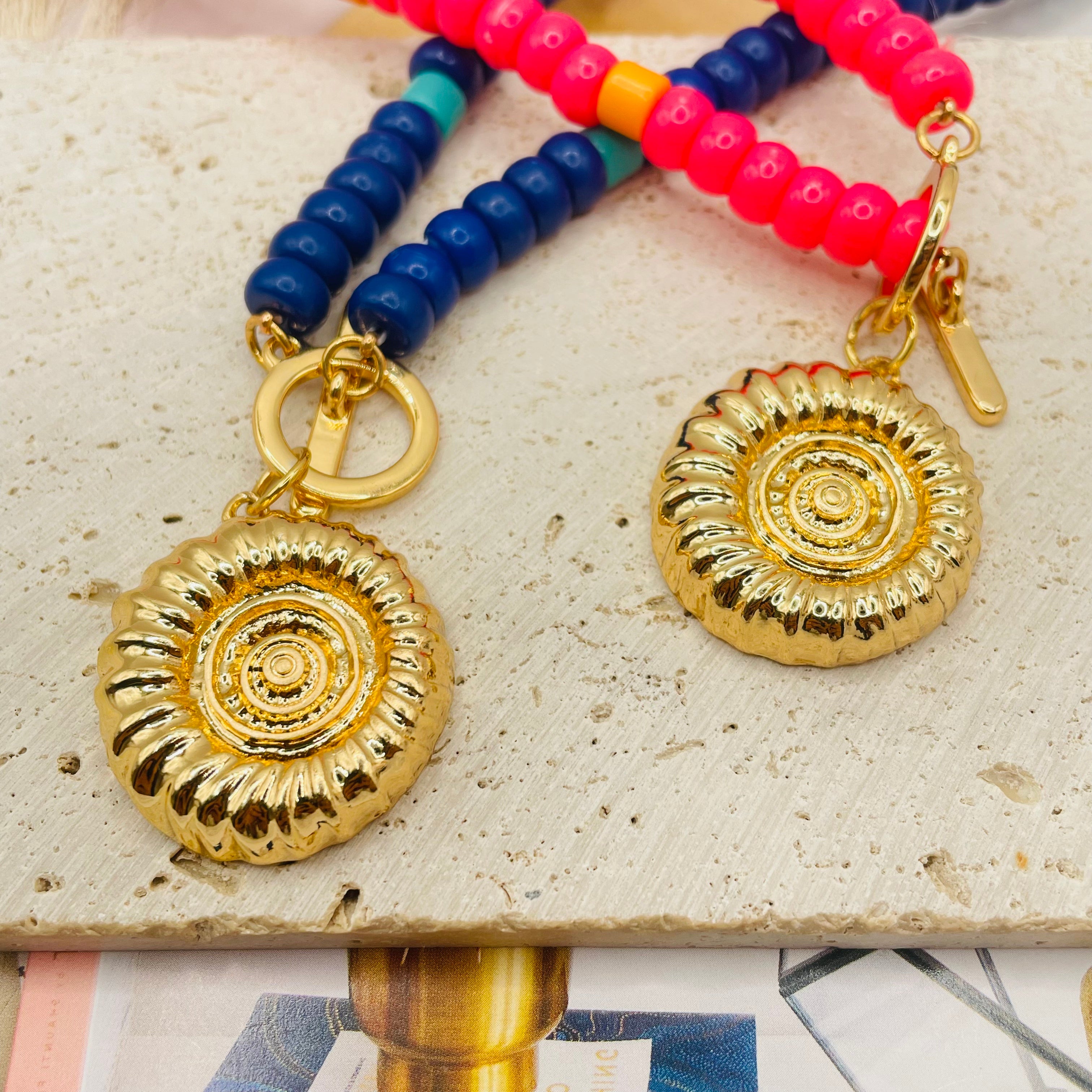 JI JOYA VENTA AL POR MAYOR|Mayorista Collar de Cuentas con Colgante de Caracol Dorado | 2 Colores (Azul/Verde Rosa/Naranja) Joyería Moda