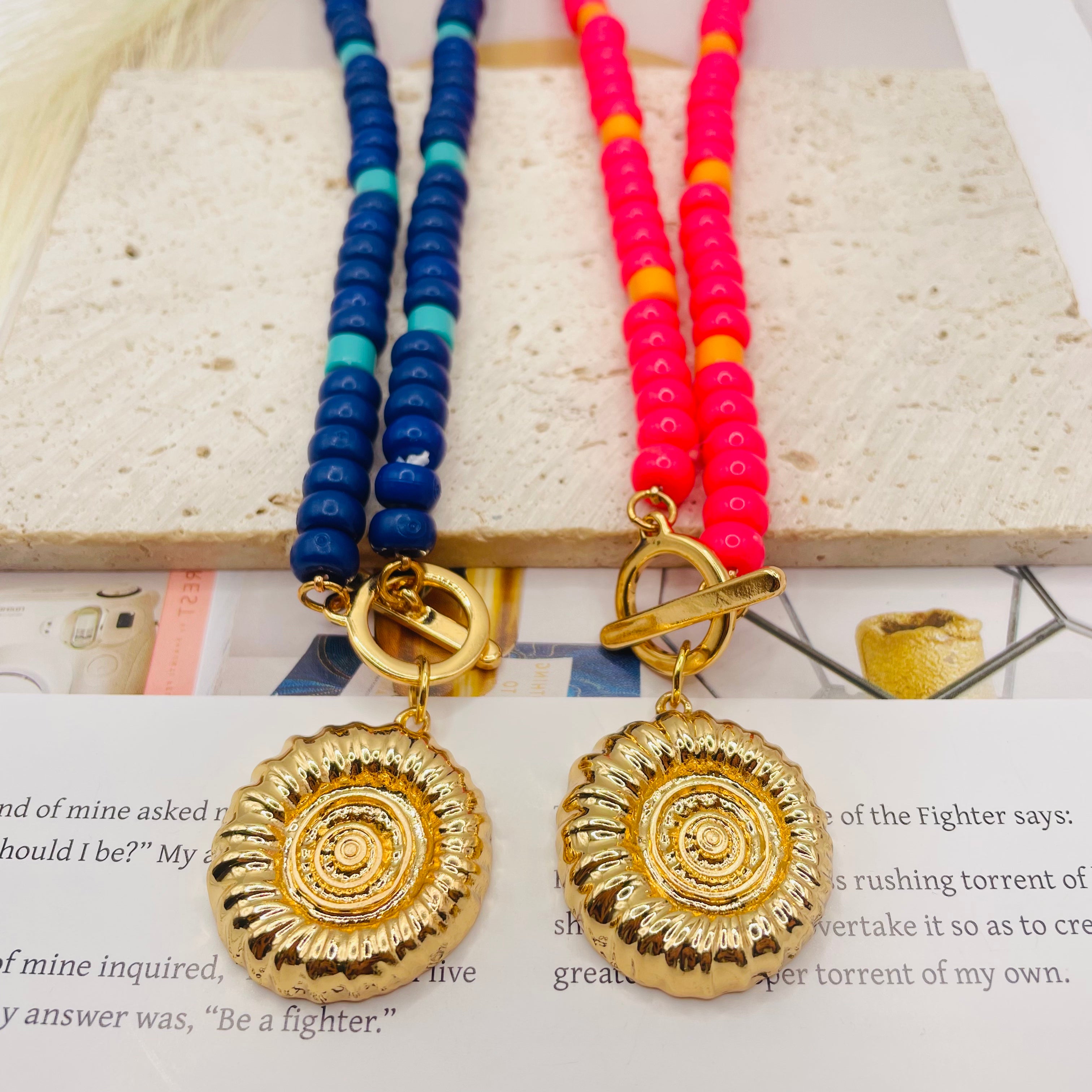 JI JOYA VENTA AL POR MAYOR|Mayorista Collar de Cuentas con Colgante de Caracol Dorado | 2 Colores (Azul/Verde Rosa/Naranja) Joyería Moda