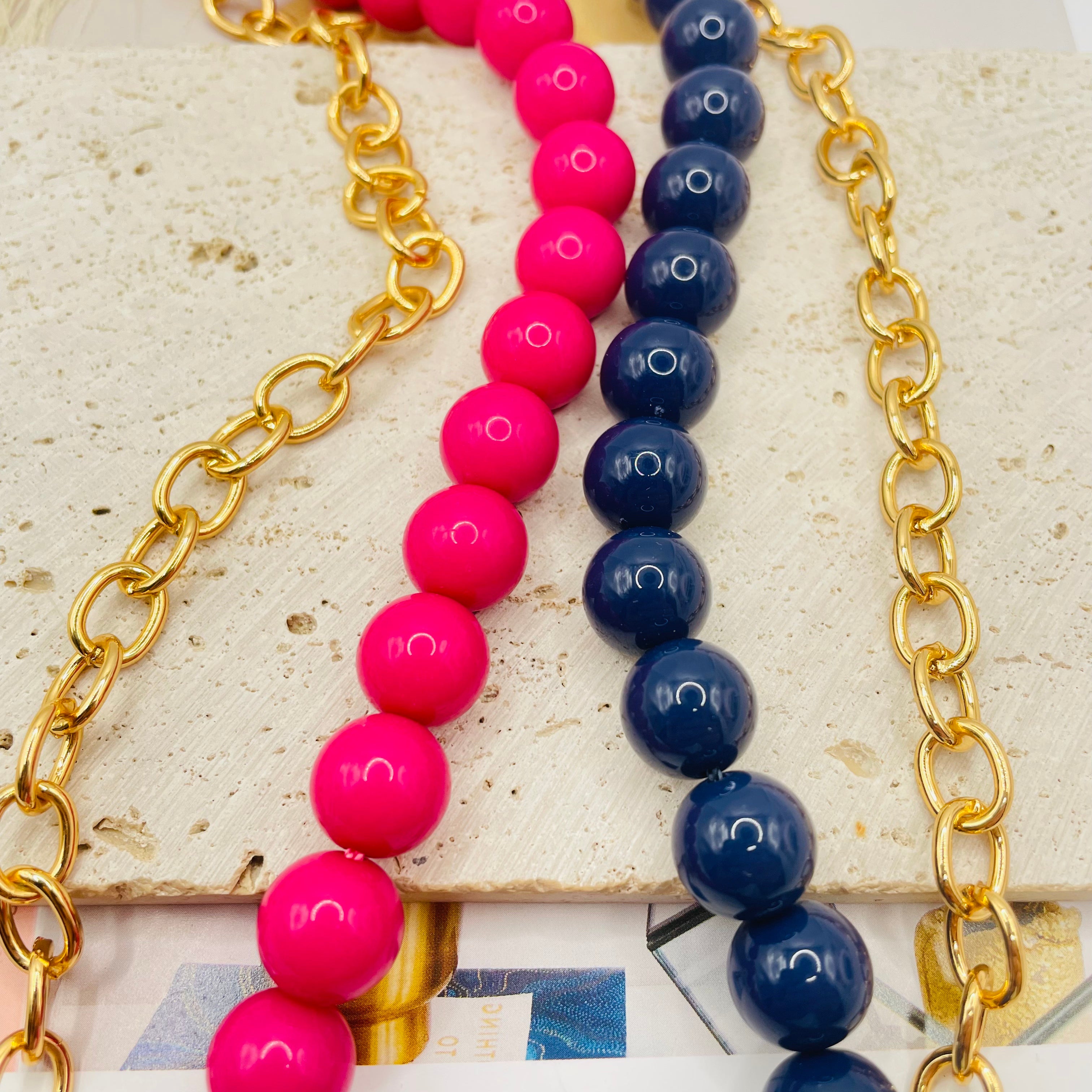 JI JOYA VENTA AL POR MAYOR|Collar Mayorista de Moda con Dije de Piedra & Cadena de Perlas, 2 Colores Disponibles (Rosa y Azul) - Joyería de Aleación de Zinc para Tiendas